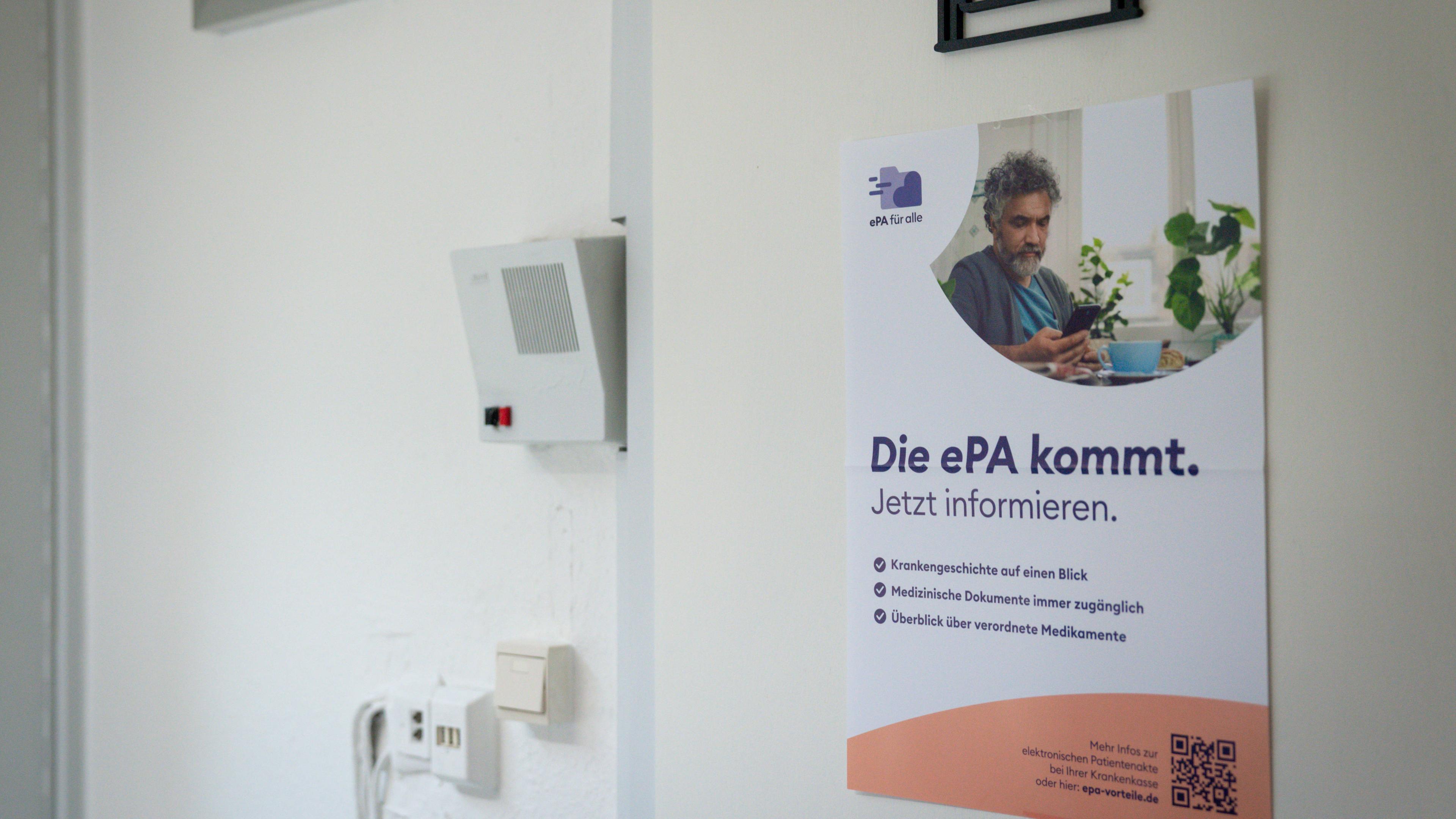 Schild in der Praxis: "Die elektronische Patientenakte kommt"