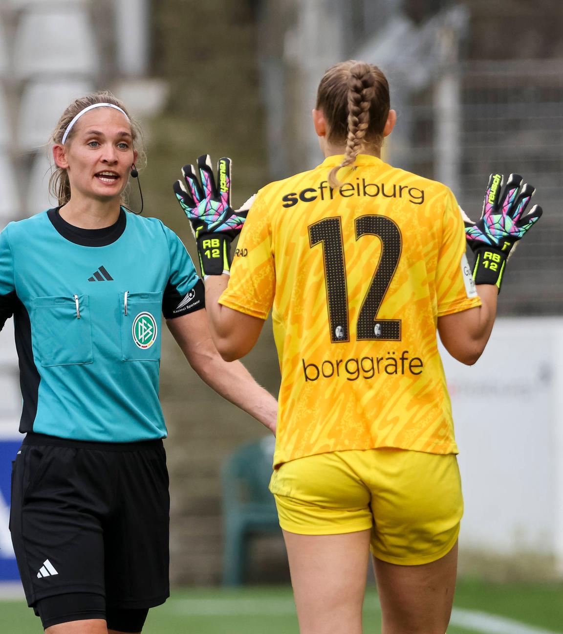 Schiedsrichterin Theresa Hug und Freiburgs Torhüterin Rafaela Borggräfe in der Diskussion