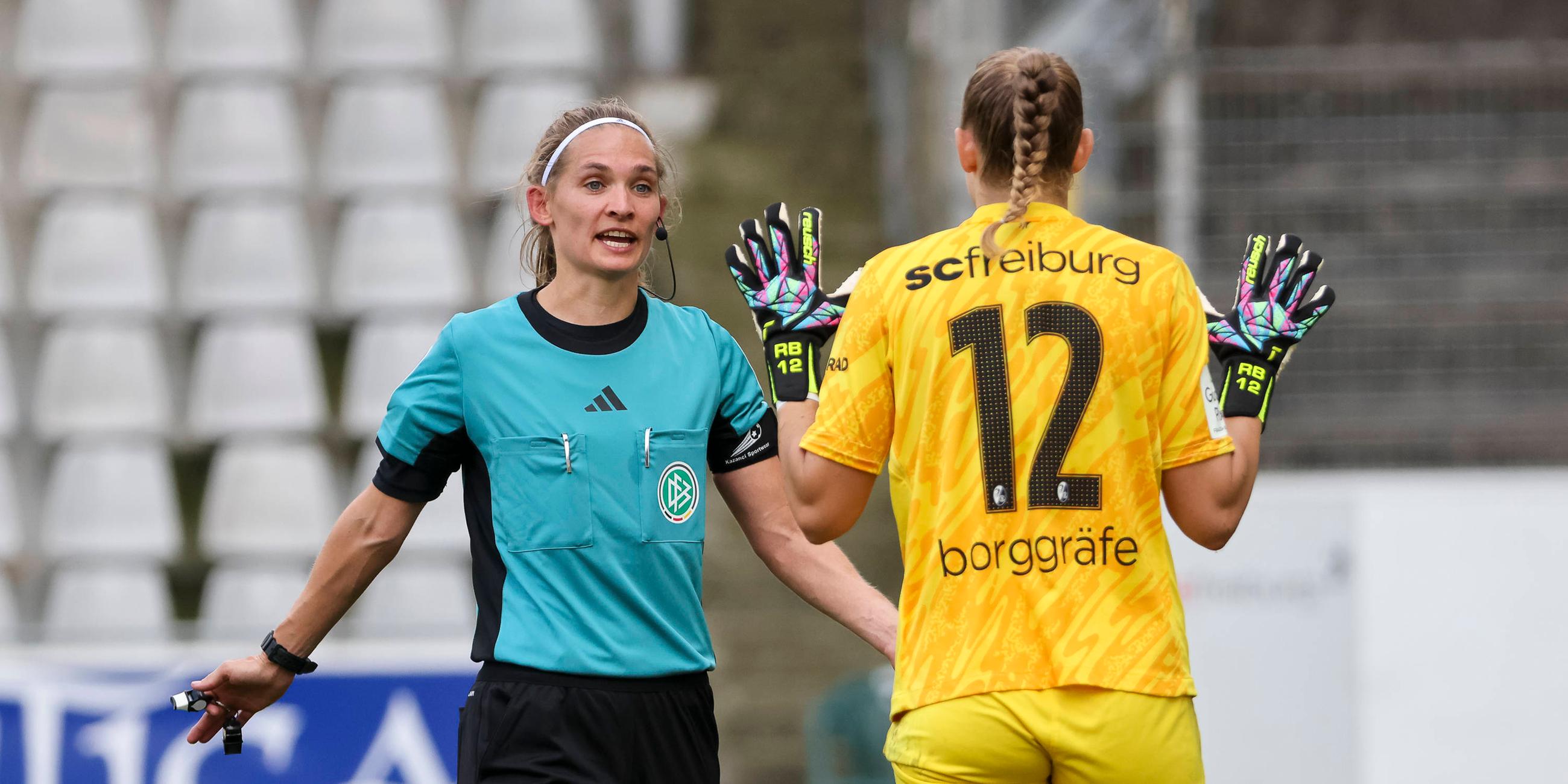 Schiedsrichterin Theresa Hug und Freiburgs Torhüterin Rafaela Borggräfe in der Diskussion