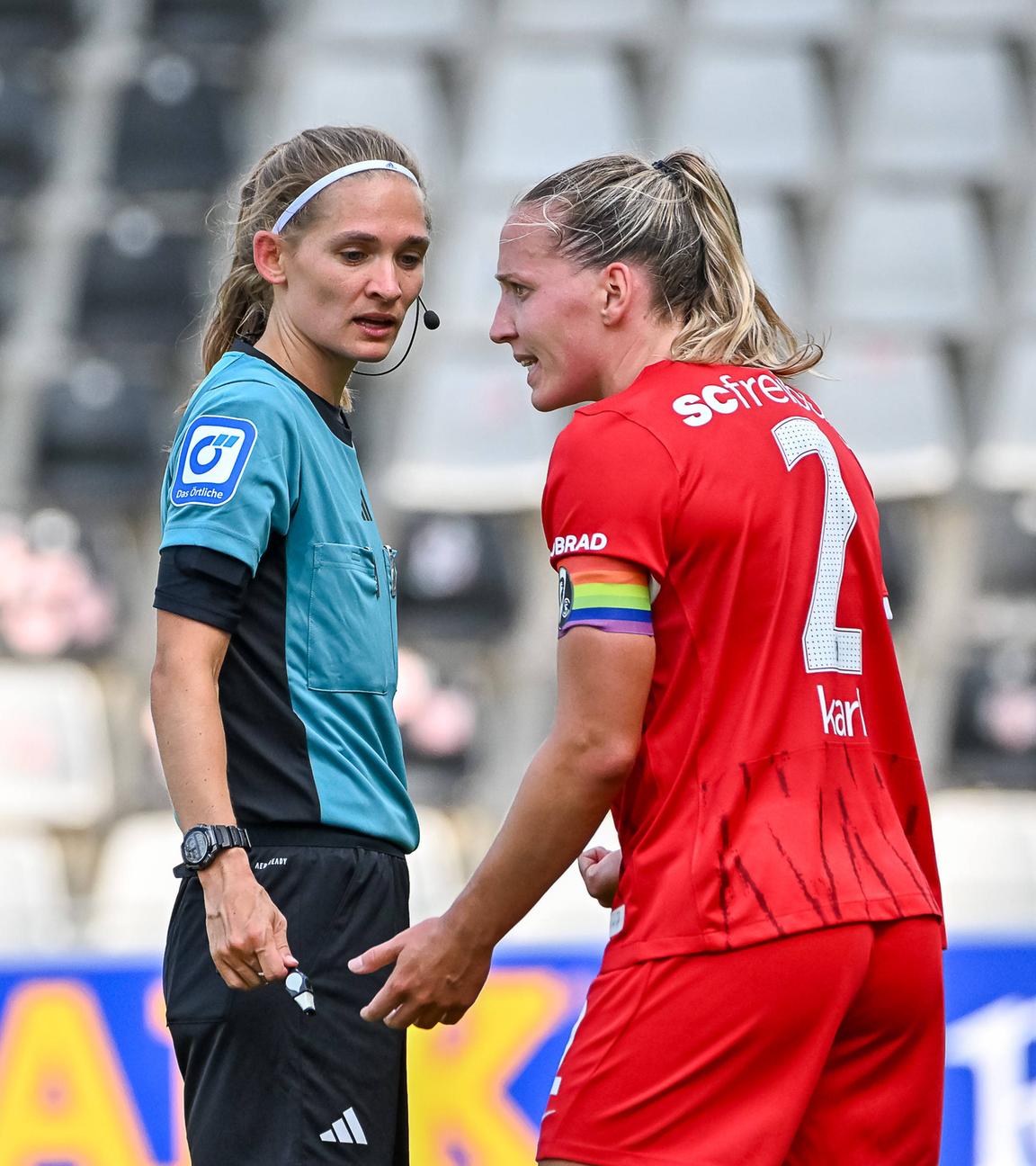 Lisa Karl (SC Freiburg, rechts) ist mit dem Elfmeterpfiff von Theresa Hug (Schiedsrichterin) nicht einverstanden im Bundesligaspiel SC Freiburg - Bayer 04 Leverkusen am 31.08.2024 