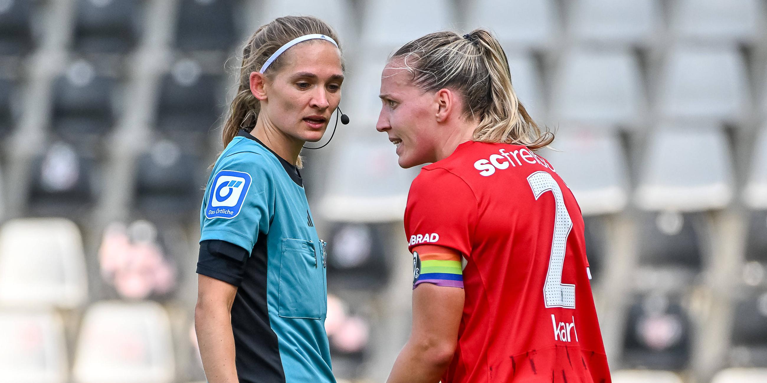 Lisa Karl (SC Freiburg, rechts) ist mit dem Elfmeterpfiff von Theresa Hug (Schiedsrichterin) nicht einverstanden im Bundesligaspiel SC Freiburg - Bayer 04 Leverkusen am 31.08.2024 