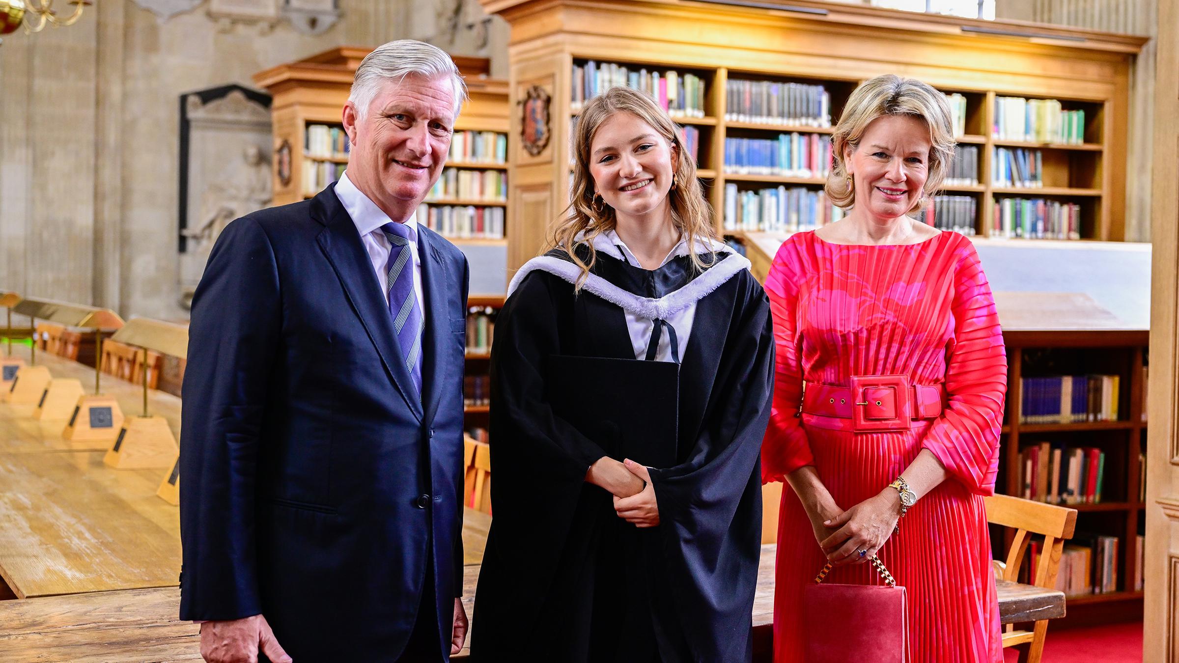 Elisabeth von Belgien mit ihren Eltern, König Philippe und Königin Mathilde in Oxford.