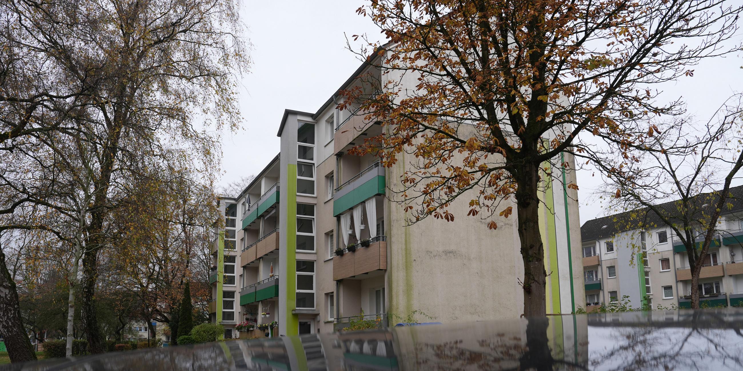 Blick auf ein Mehrfamilienhaus, in dem der beschuldigte 17-Jährige wohnt und von der Polizei wegen Terrorverdachts festgenommen wurde.