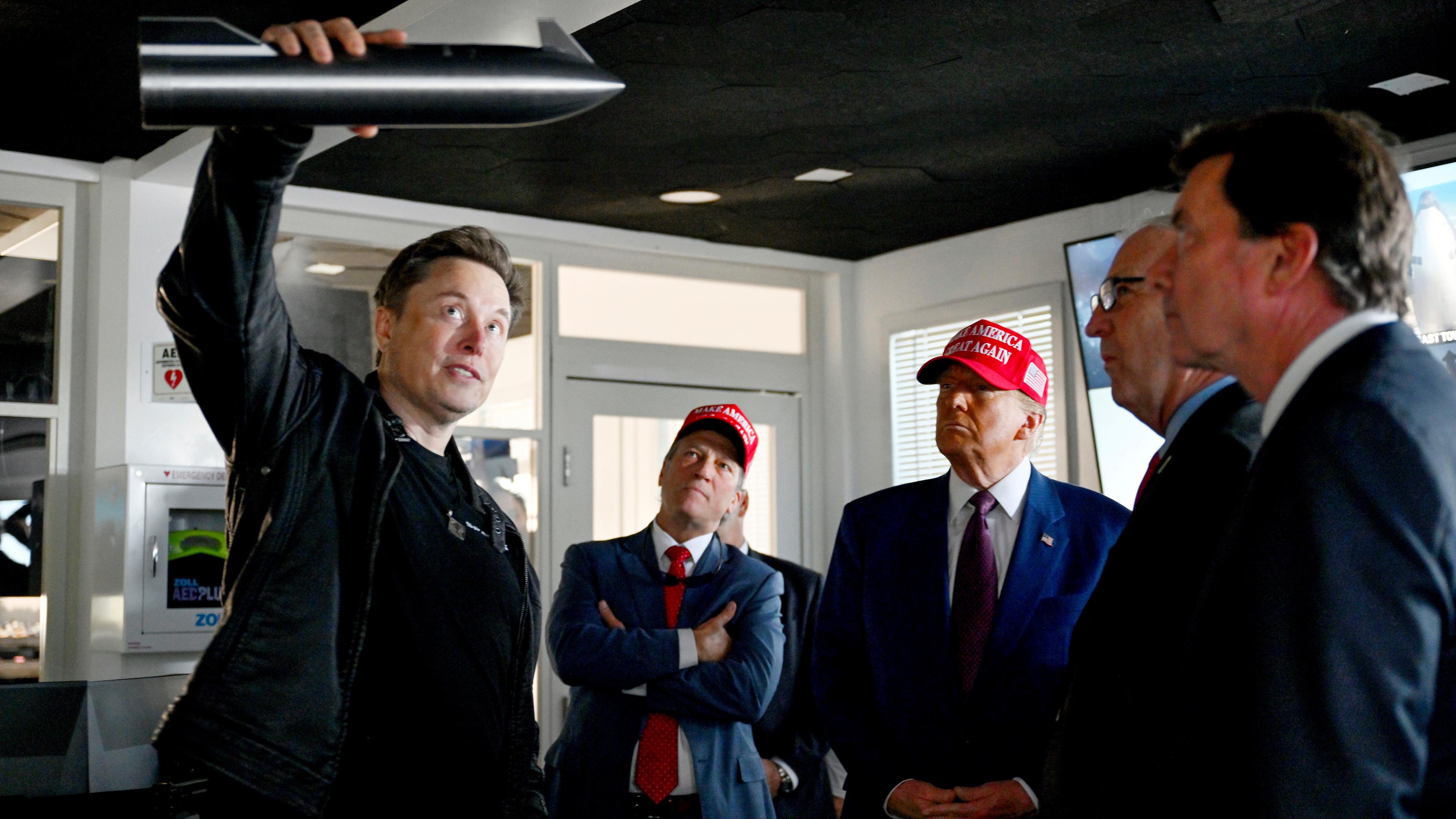 Presiden AS Donald Trump (tengah) dan Elon Musk (kiri) meluncurkan serangkaian uji penerbangan SpaceX Starship-Rakete di Brownsville, Texas. 