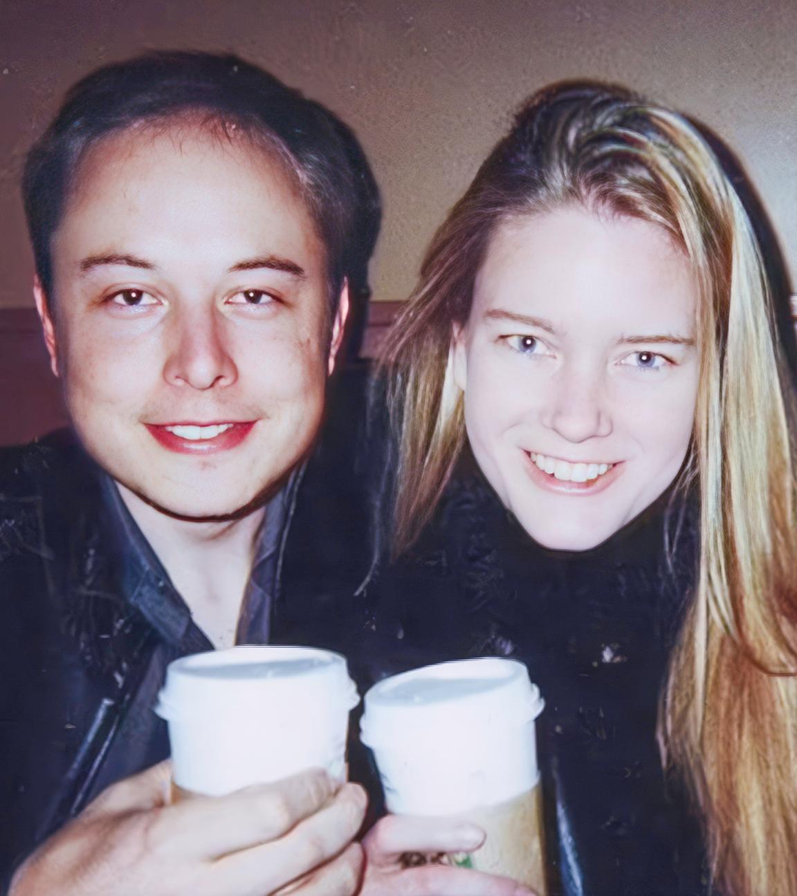 Elon Musk und Justine Wilson sitzen nebeneinander und lächeln in die Kamera. Elon Musk hat seinen Arm um Justine Wilson gelegt und sie halten beide Kaffeebecher in den Händen.