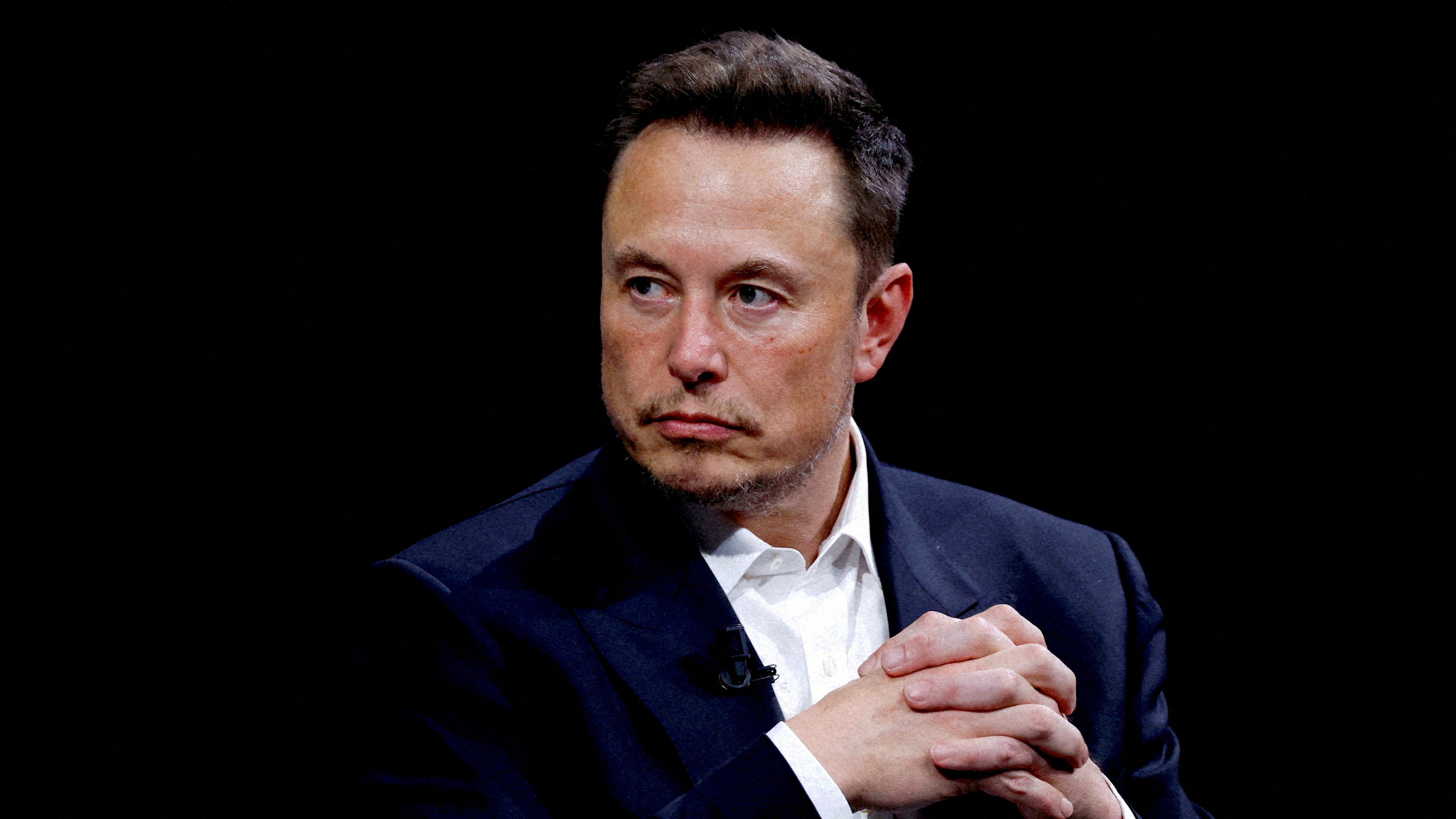 Elon Musk nimmt an einer Konferenz teil.