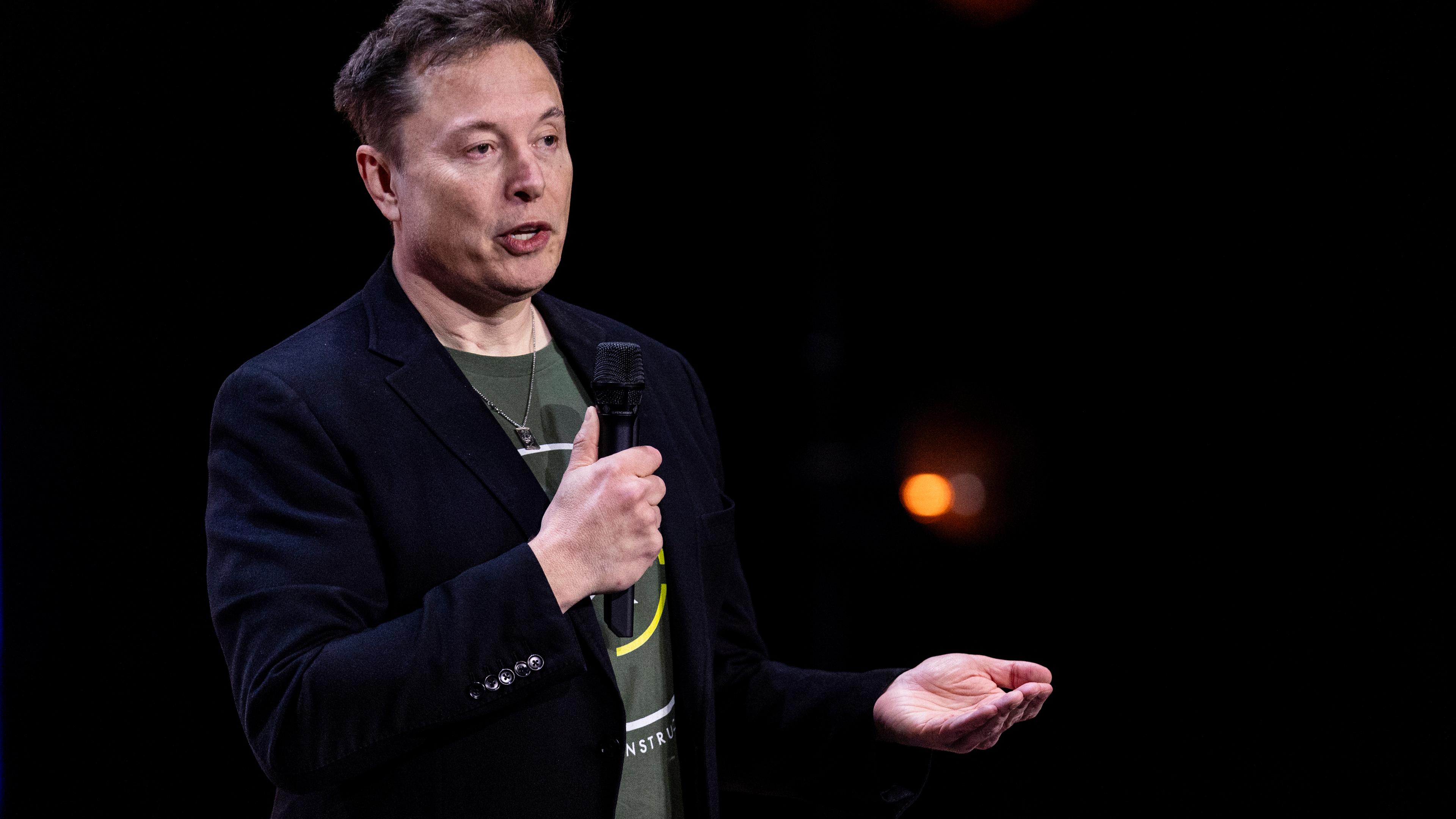 Elon Musk auf der Bühne einer Wahlkampfveranstaltung zu den US-Wahlen.