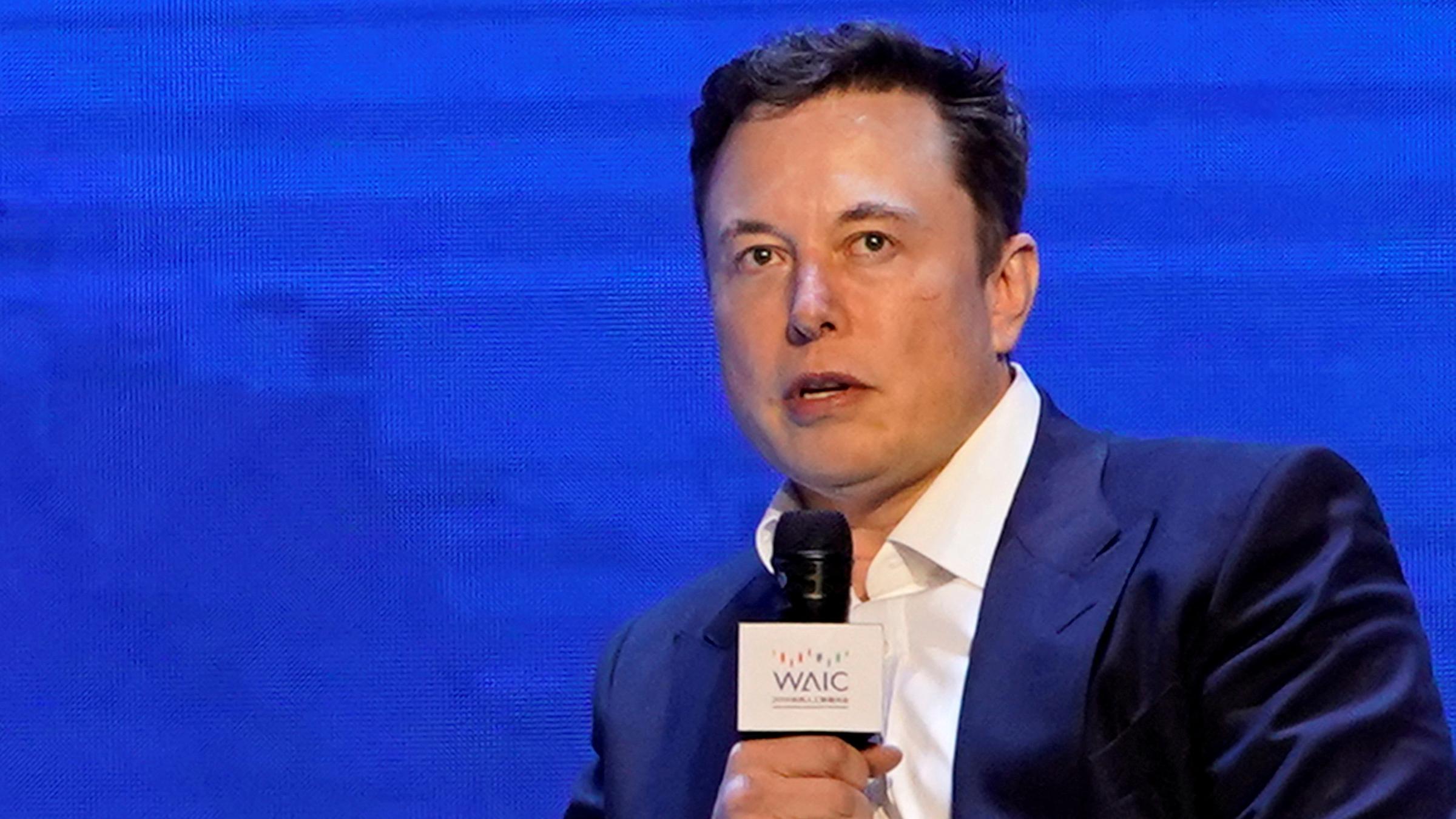 Elon Musk spricht auf der Weltkonferenz für künstliche Intelligenz in Shanghai