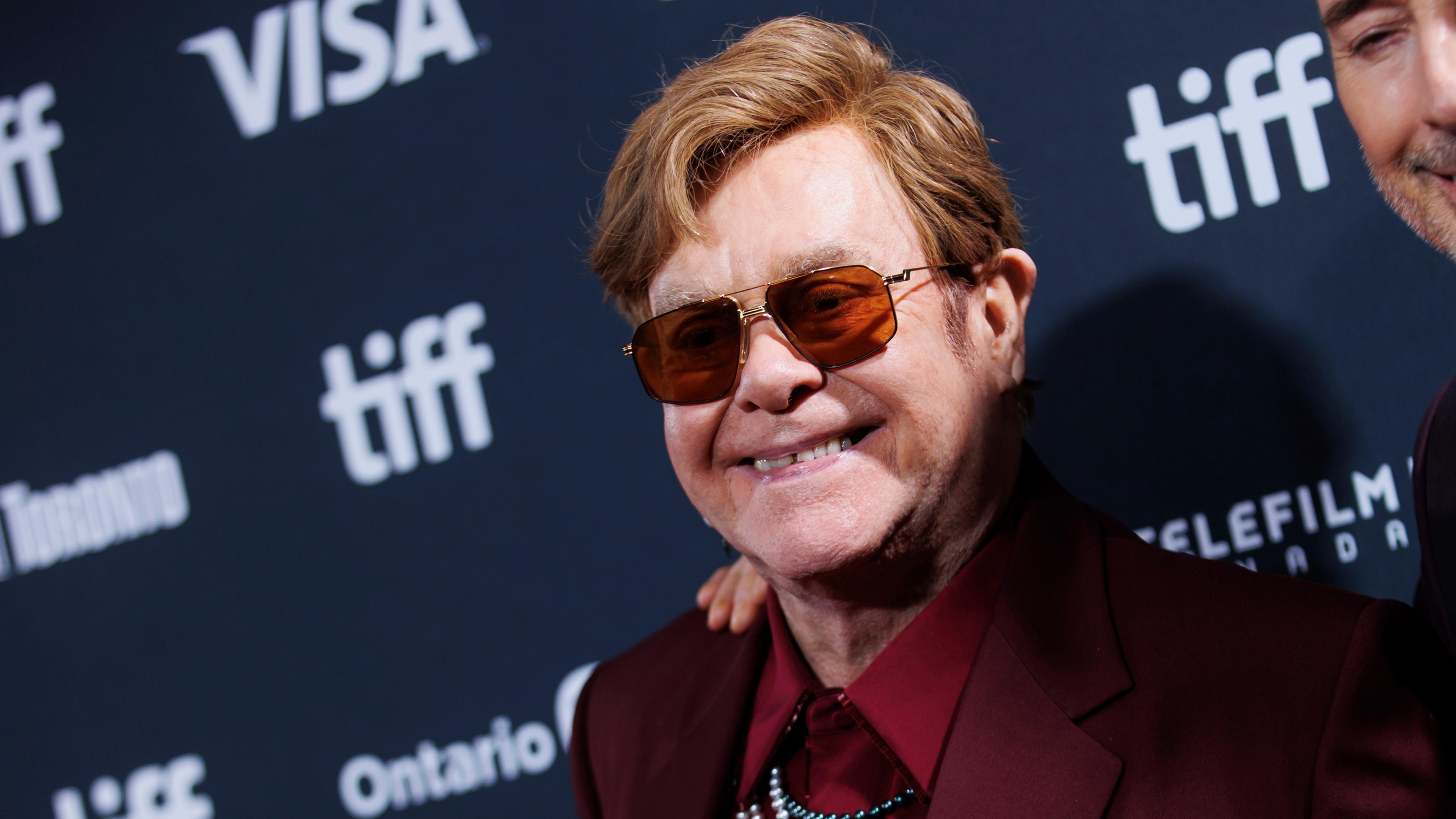 Elton John kommt auf dem roten Teppich zur Premiere von „Elton John: Never Too Late“ in Toronto am 06.09.2024