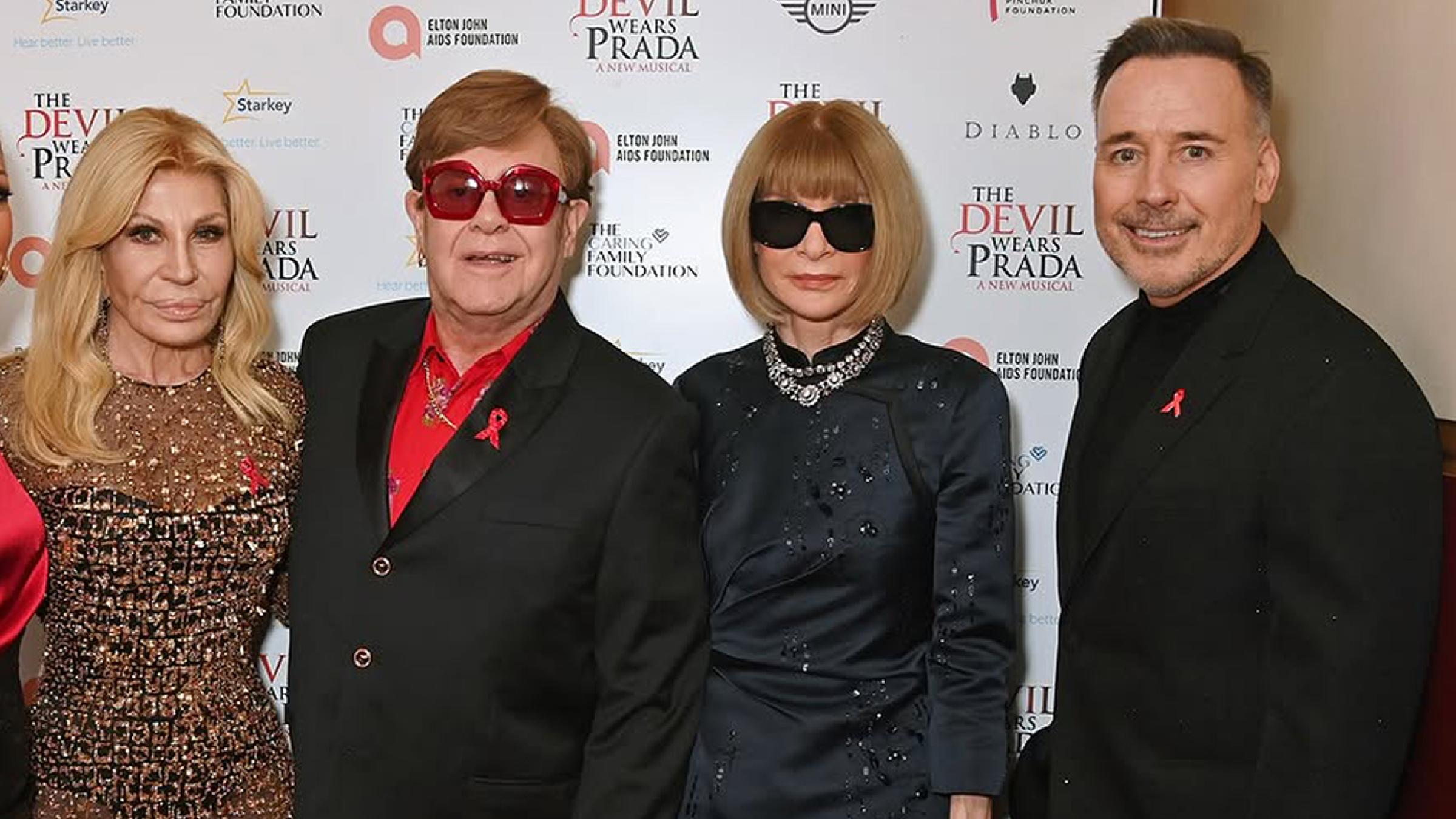 Auf der Premiere seines Musicals hat Elton John verraten, dass er es aufgrund seiner schlechten Augen nicht sehen konnte. "Aber ich habe es trotzdem genossen", so der 77-Jährige. (2.12.2024)