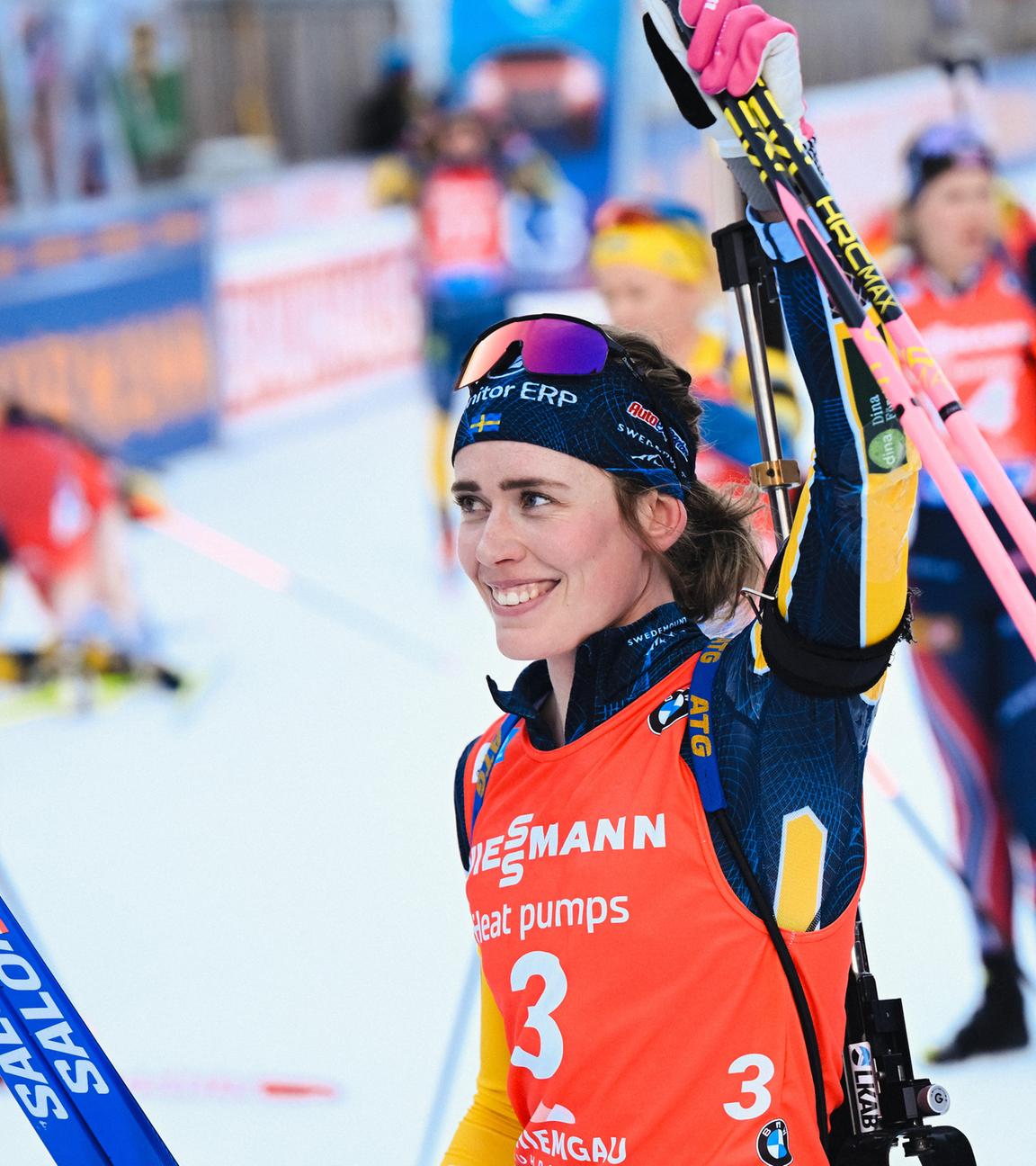 Bayern, Ruhpolding, Biathlon, Weltcup: Elvira Oeberg aus Schweden jubelt im Zielbereich über den Sieg.