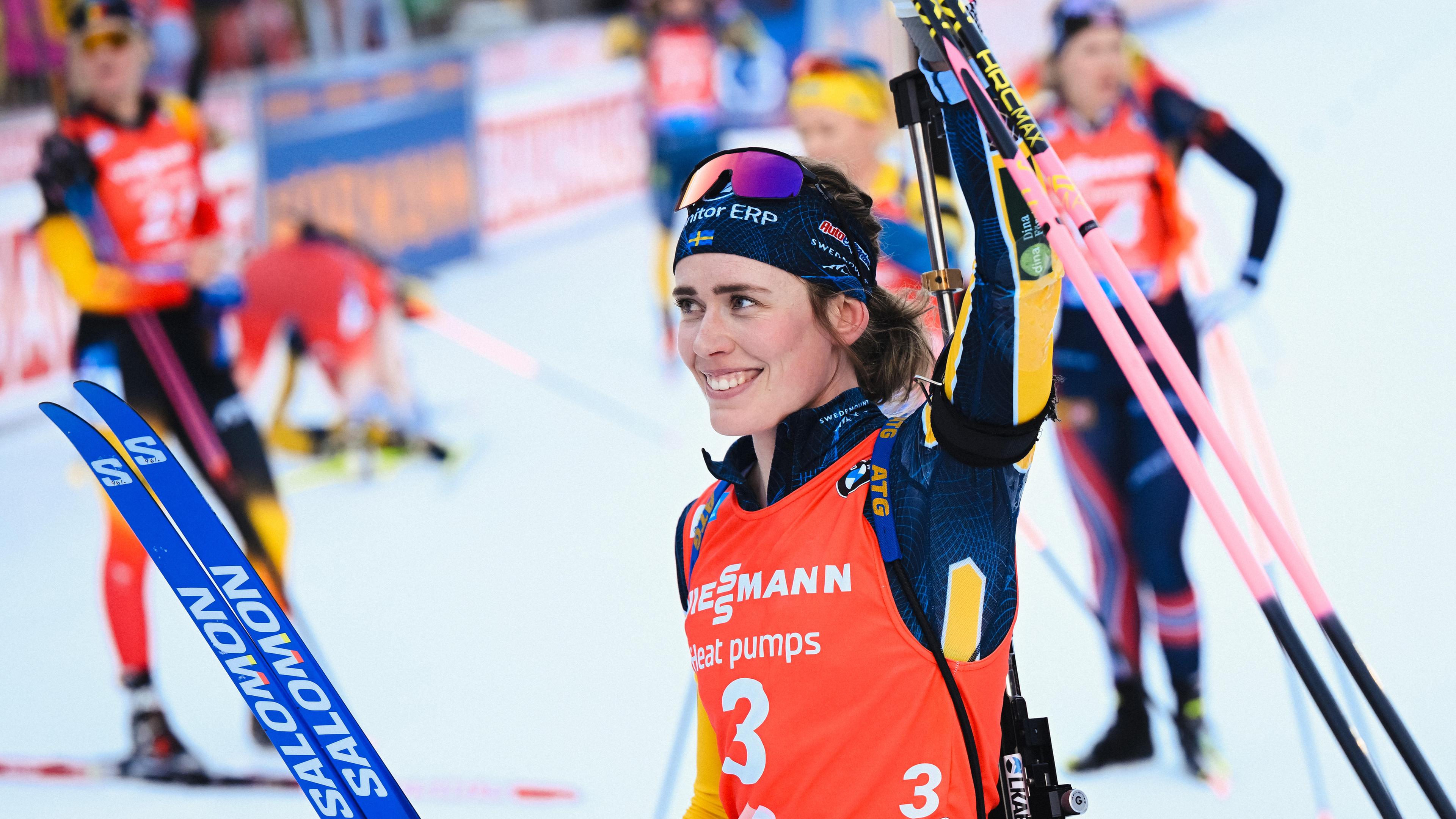 Bayern, Ruhpolding, Biathlon, Weltcup: Elvira Oeberg aus Schweden jubelt im Zielbereich über den Sieg.