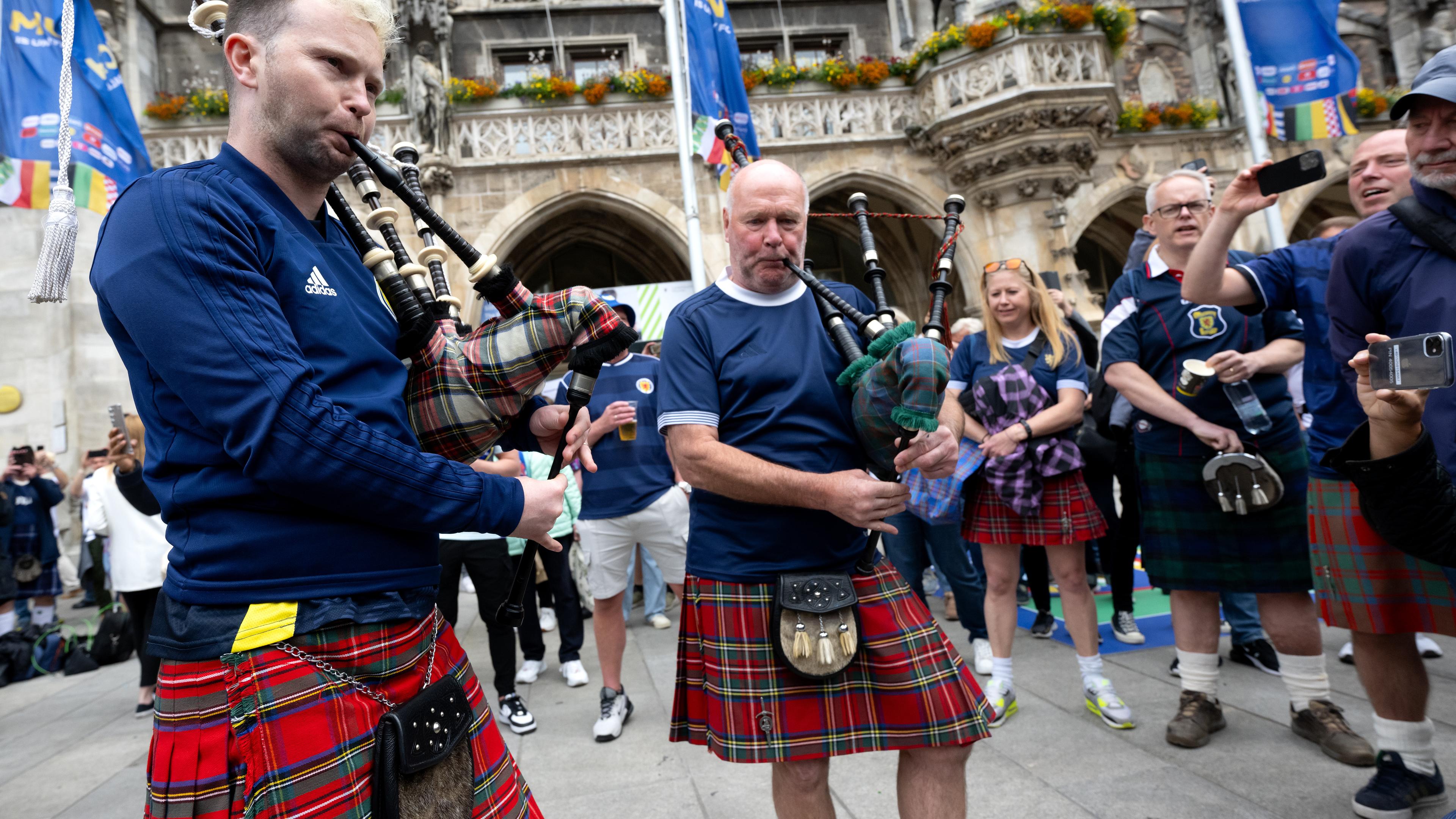 Fans von Schottland feiern vor dem Spiel in der Innenstadt auf dem Marienplatz.