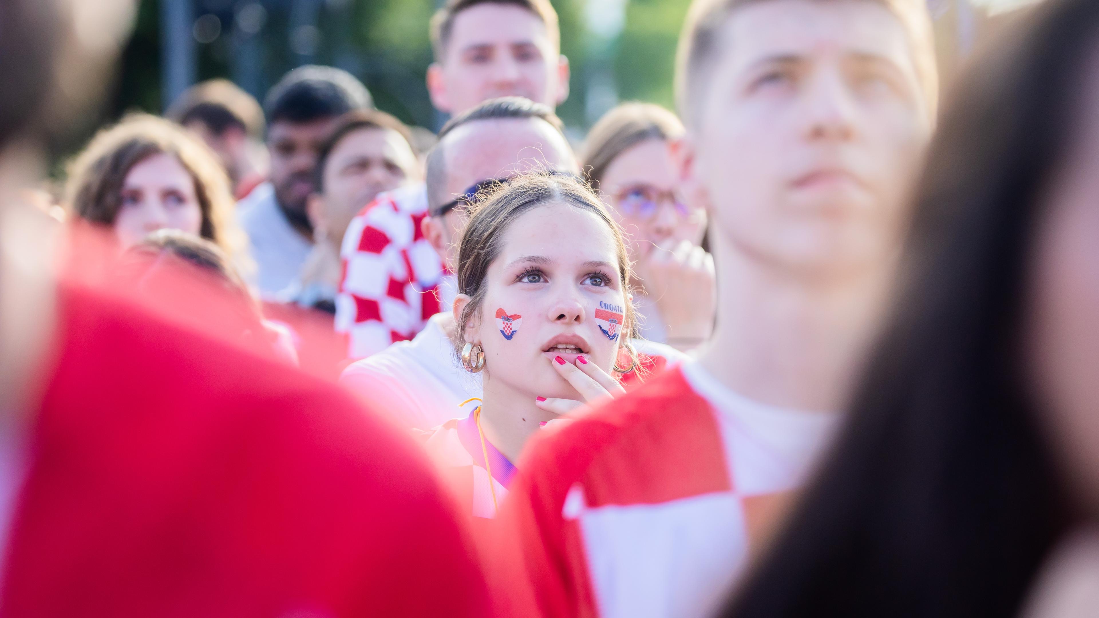 Ein kroatischer Fan bangt beim Public Viewing in der Fanzone am Brandenburger Tor