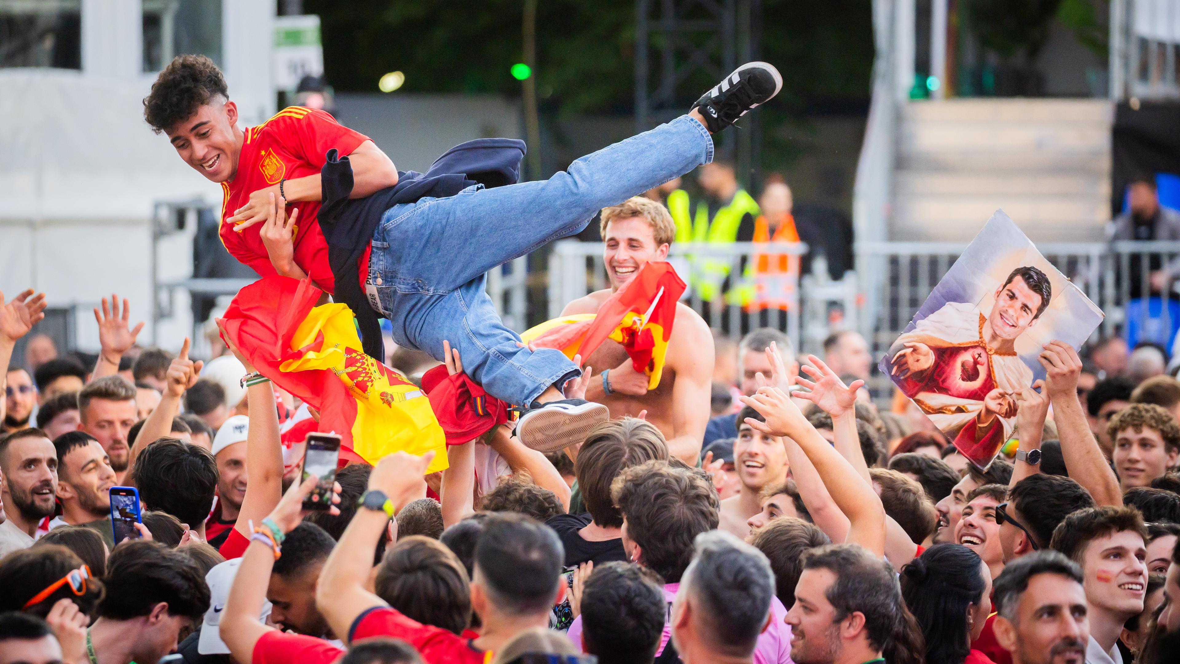 Spanische Fans feiern beim Public Viewing in der Fanzone am Brandenburger Tor nach Abpfiff den Sieg ihrer Mannschaft.
