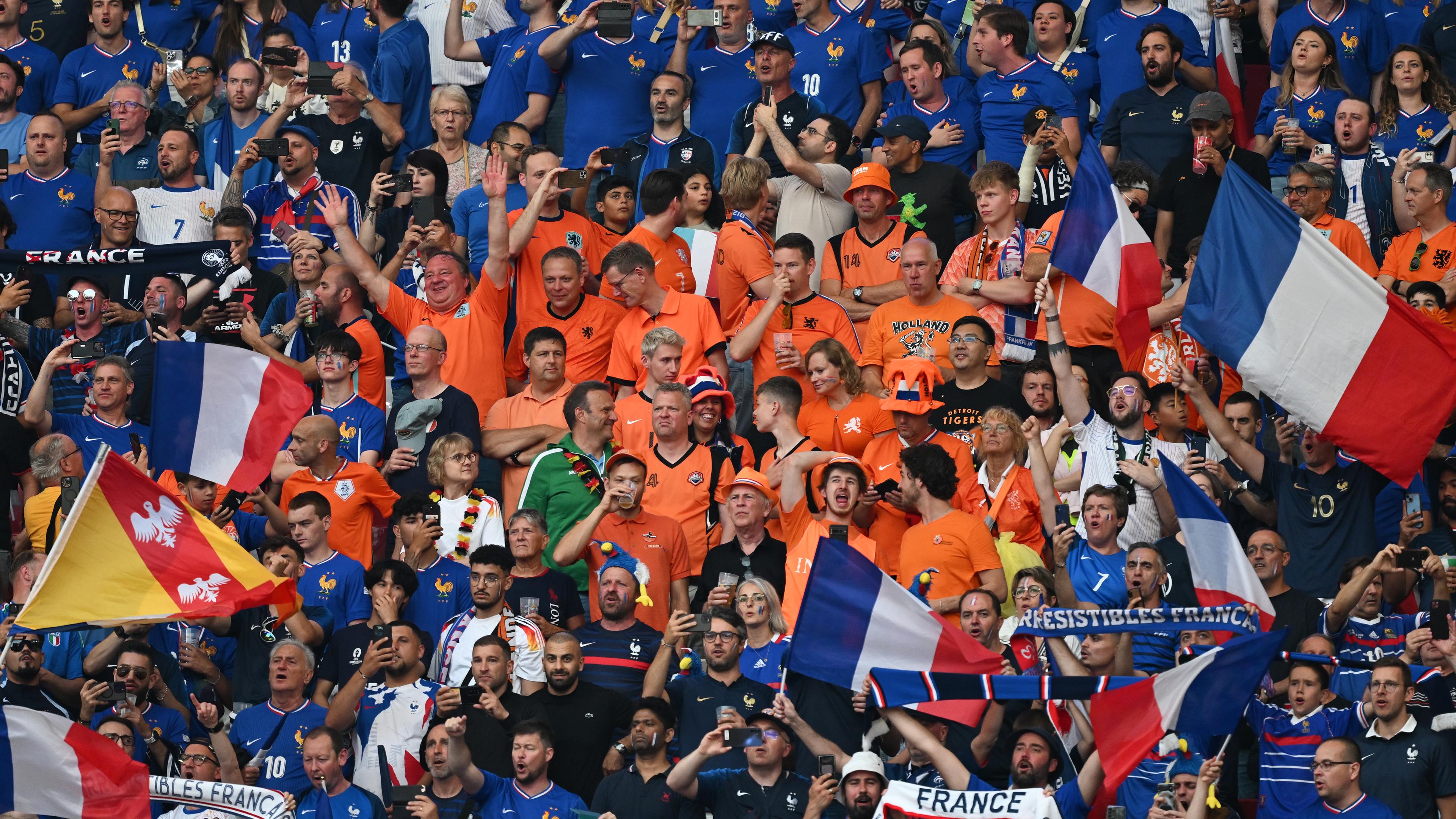 Fans aus den Niederlanden und aus Frankreich sorgen zusammen für Stimmung.