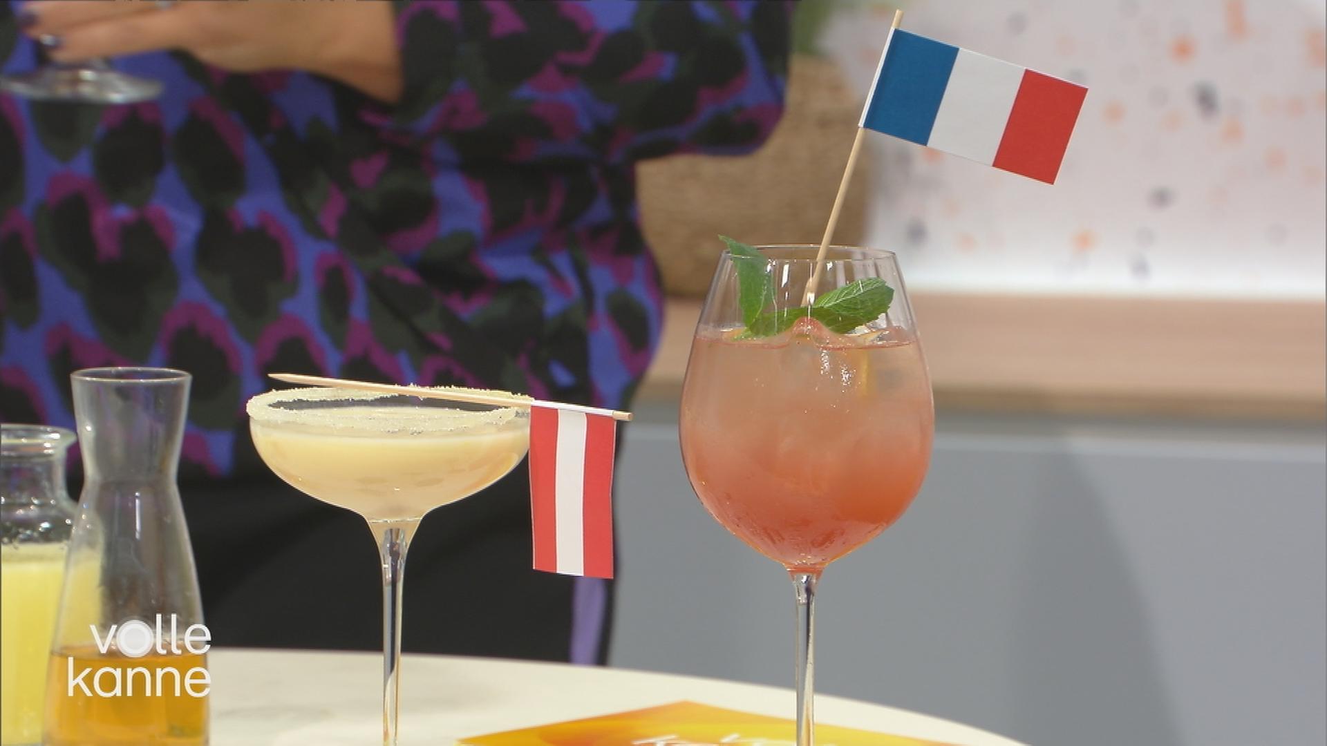 Zwei Cocktails mit Fahnen von Österreich und Frankreich.