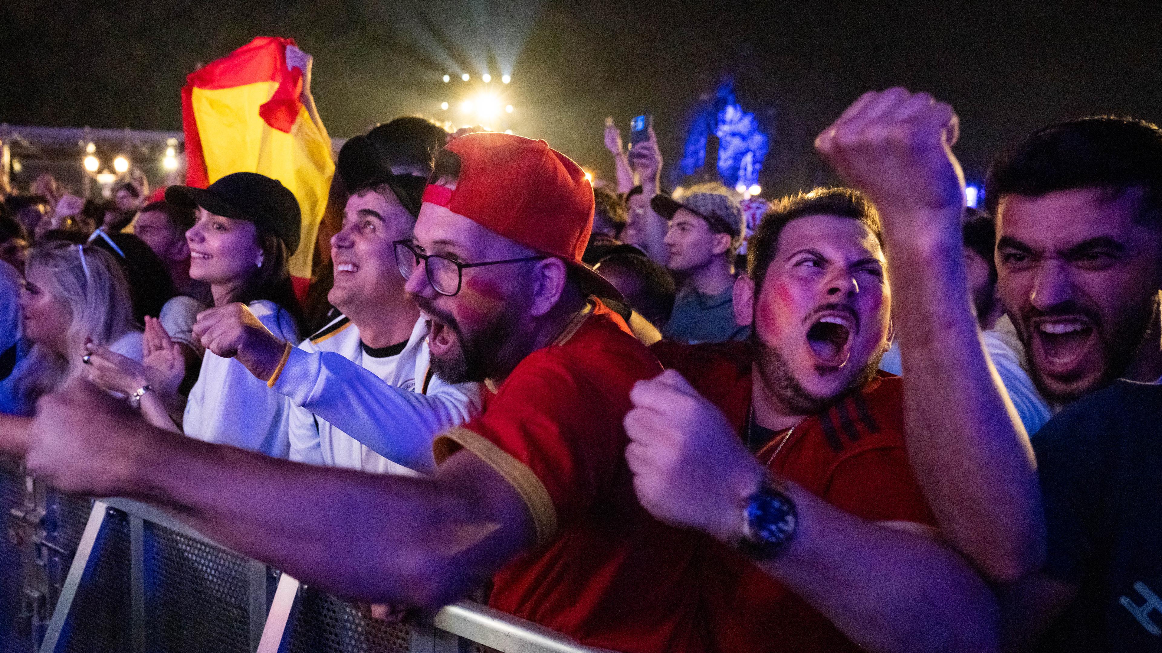 EM, vor dem Finale, Spanien - England, Spanische Fans jubeln auf der Fanmeile.