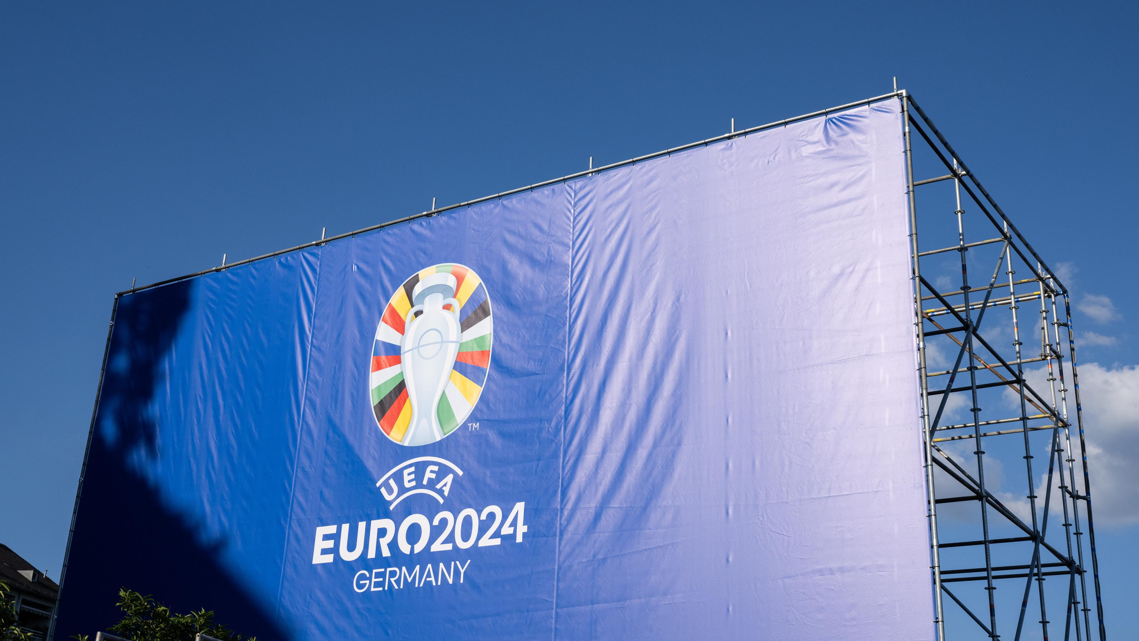 Hessen, Frankfurt/Main: Ein riesiges Banner weist auf dem Mainufer in Frankfurt auf die bevorstehende Fußball-EM 2024 hin.