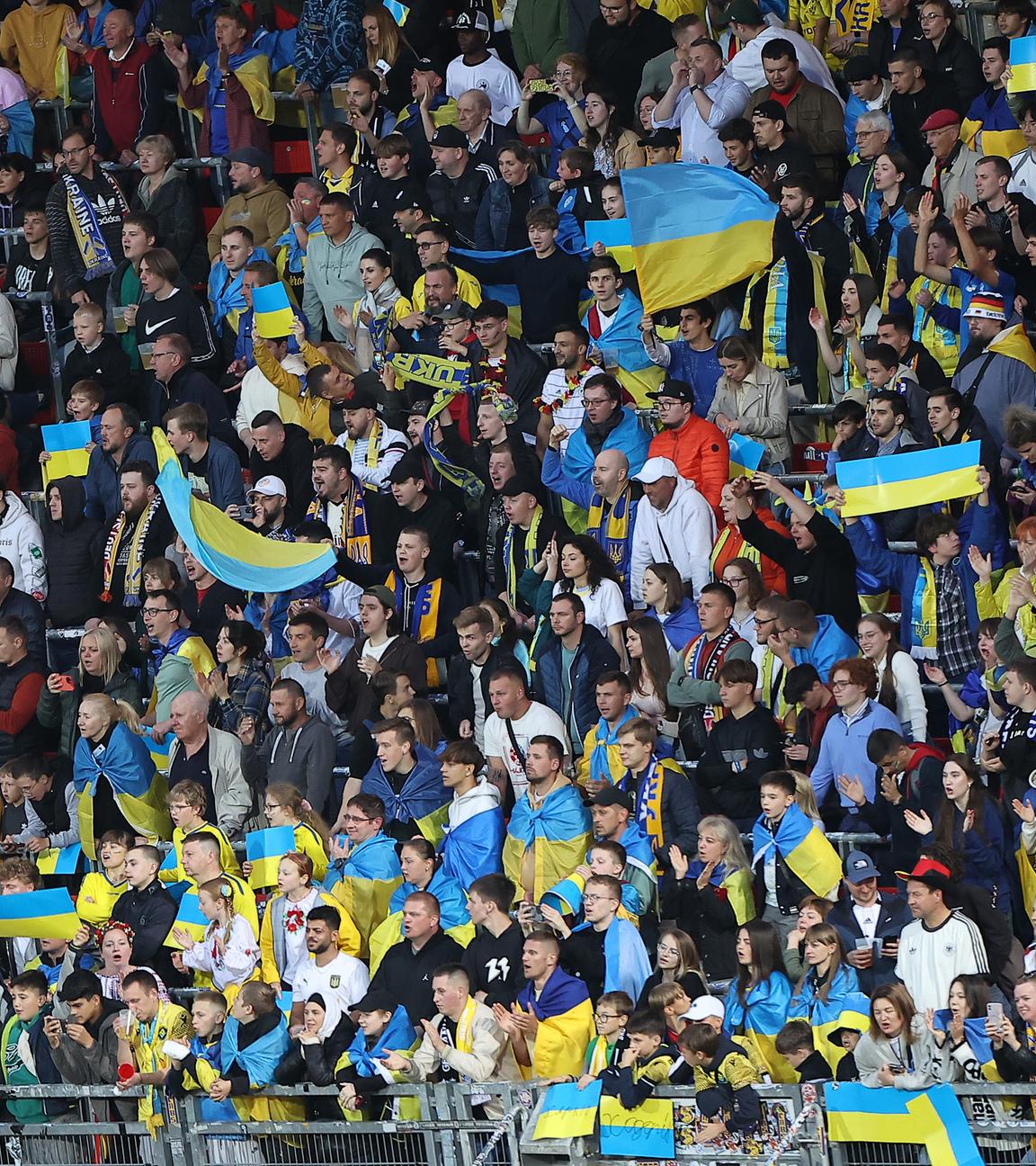 Fans der Ukraine verfolgen das Spielgeschehen.