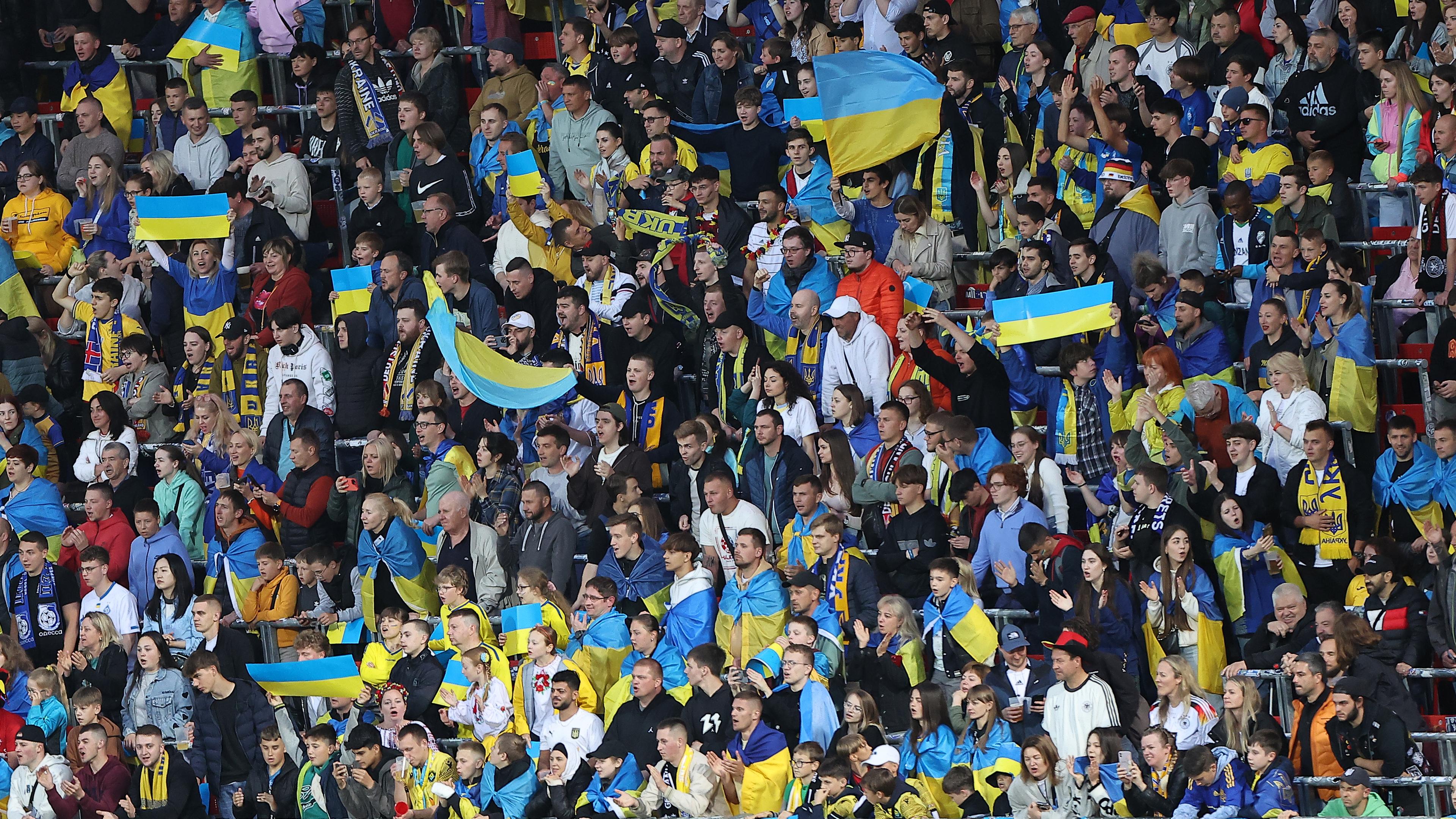 Fans der Ukraine verfolgen das Spielgeschehen.
