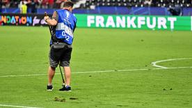 Löcher im Rasen der Frankfurt Arena.