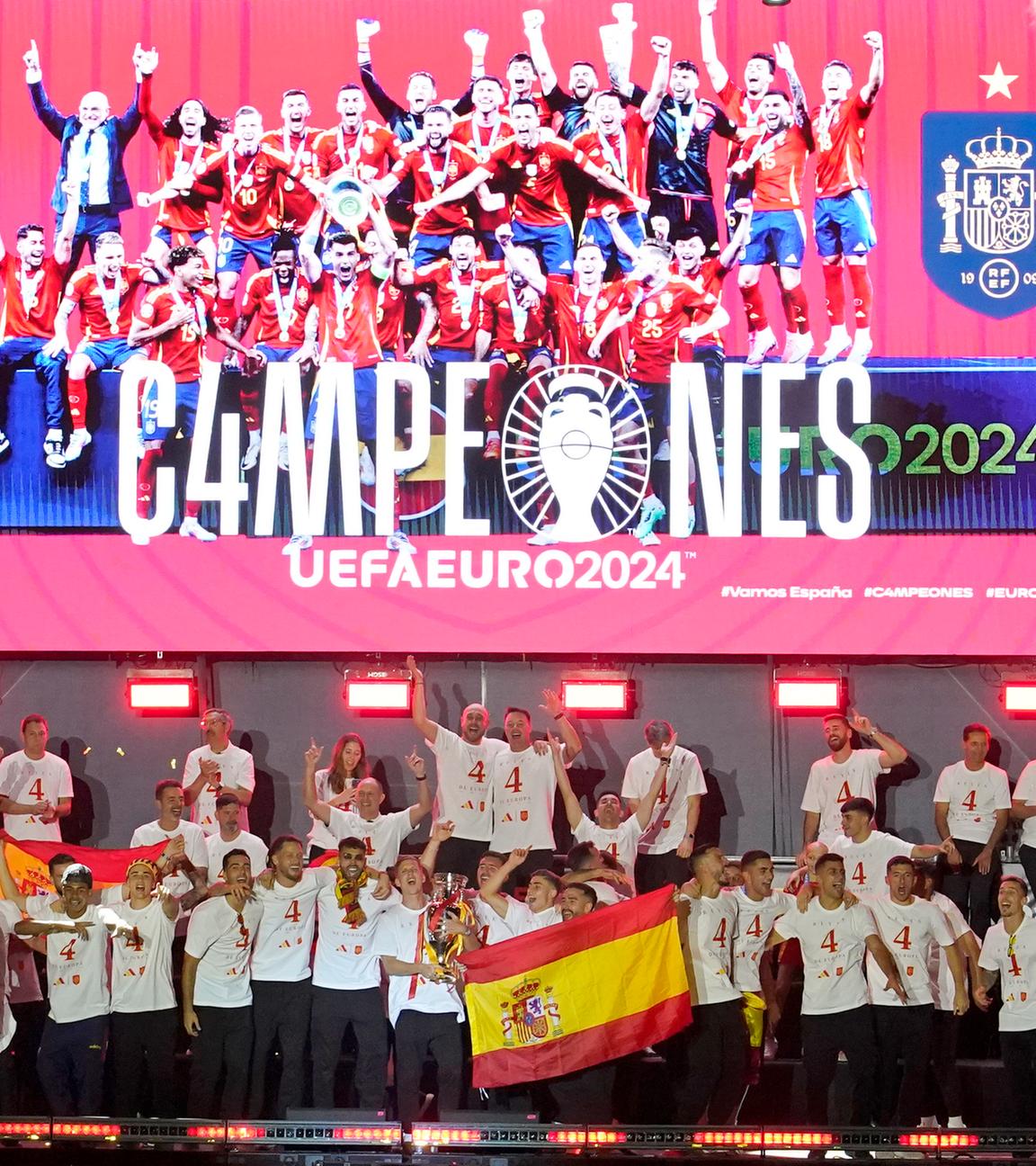 Der Spanier Dani Olmo hält die Trophäe während der Feierlichkeiten zum Europameistertitel der spanischen Mannschaft auf einer Bühne am Cibeles-Platz in Madrid, Montag, 15. Juli 2024.