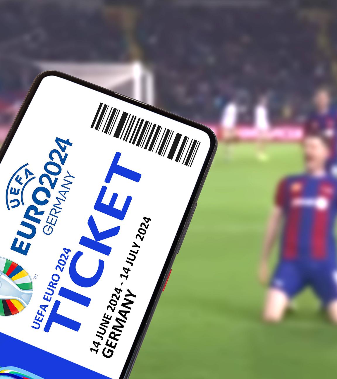 Ticket für die EM 2024, im Hintergrund Fußballfeld mit Spielern