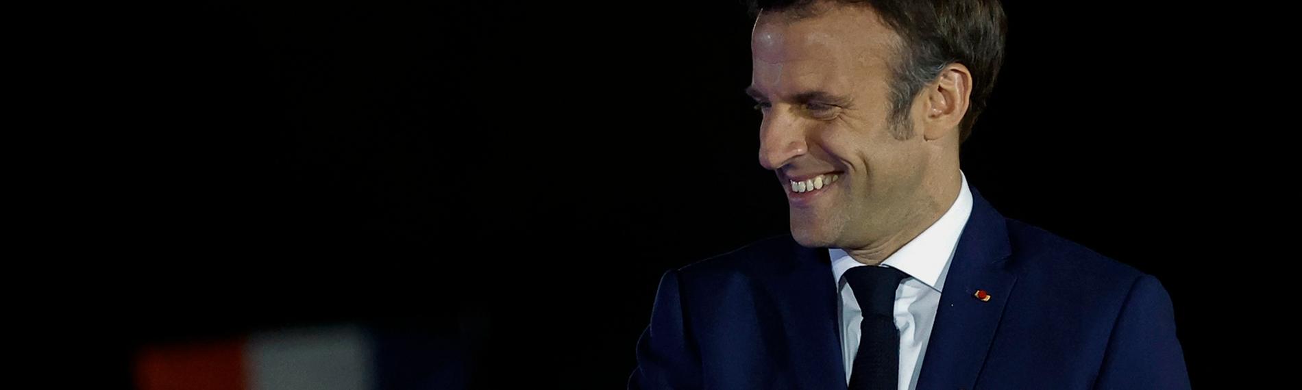 Nach Sieg bei der Stichwahl in Frankreich: Emmanuel Macron winkt seinen Anhängern als er auf der Wahlparty in Paris erscheint.