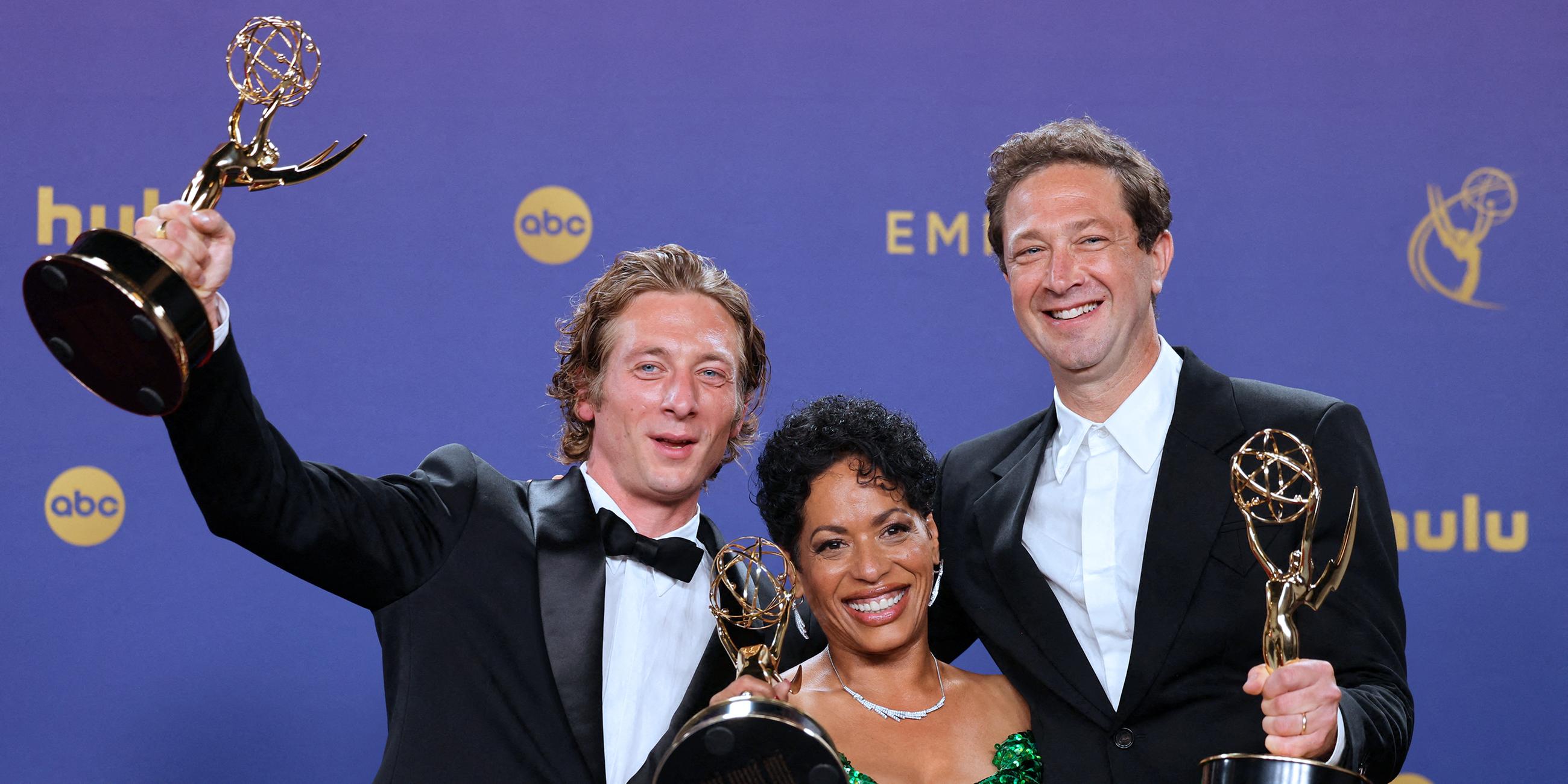 Ebon Moss-Bachrach, Liza Colon-Zayas und Jeremy Allen White posieren bei den Emmy Awards.