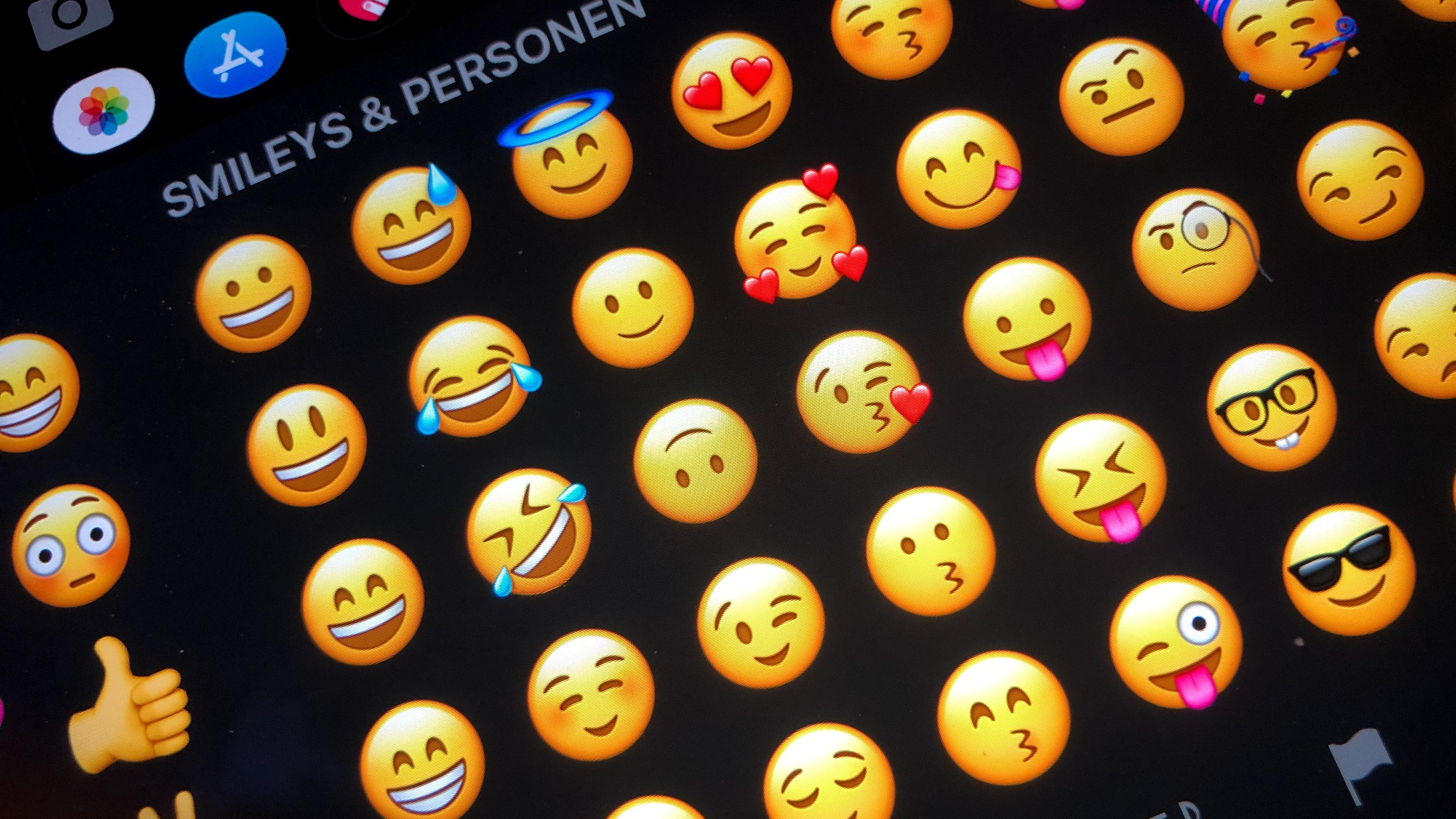 Berlin: Verschiedene Emojis sind auf einem Tablet zu sehen. 