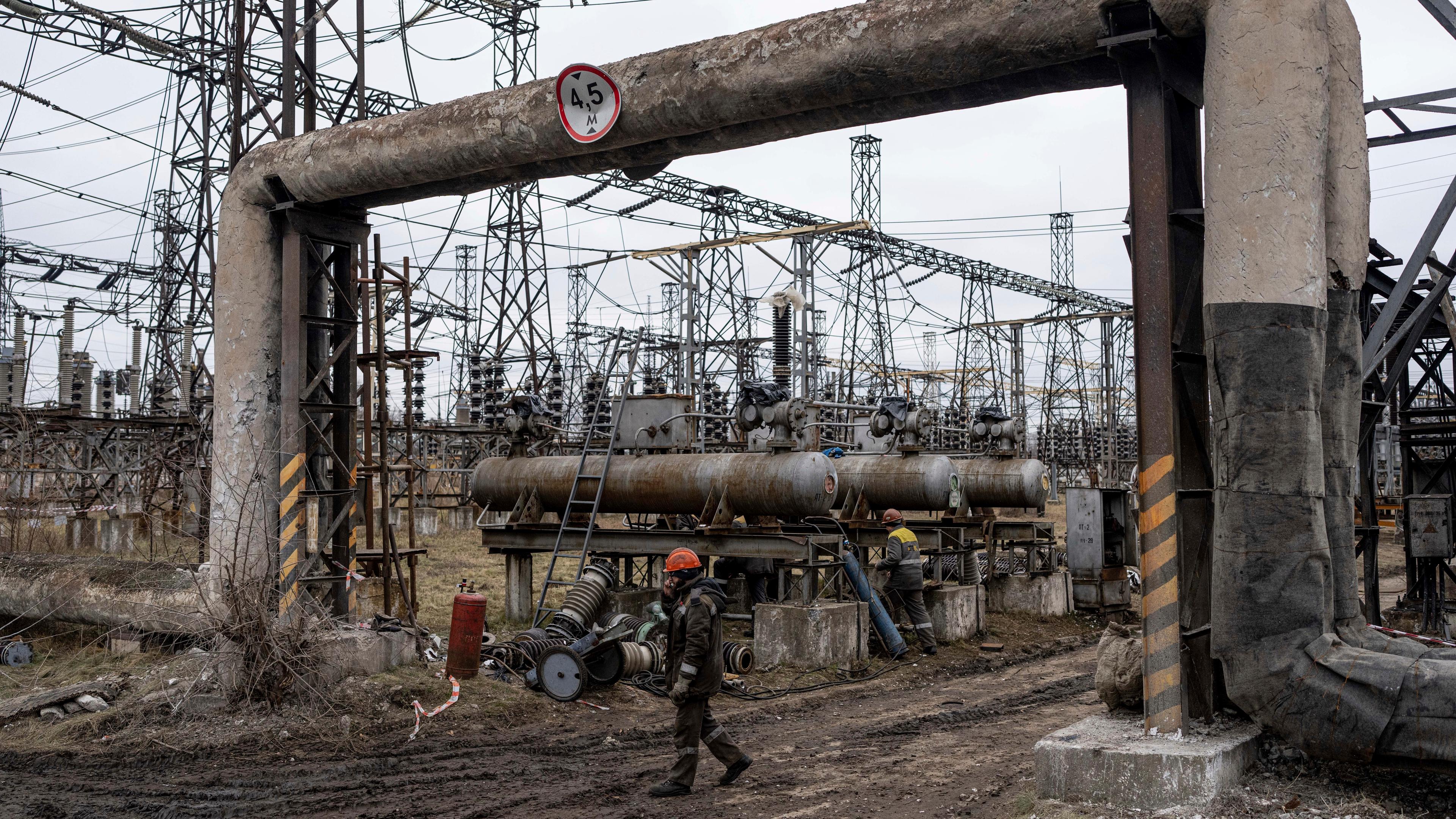 Arbeiter in einem Kraftwerk versuchen, Schäden zu reparieren, die nach ukrainischen Angaben nach einem russischen Angriff entstanden sind. 