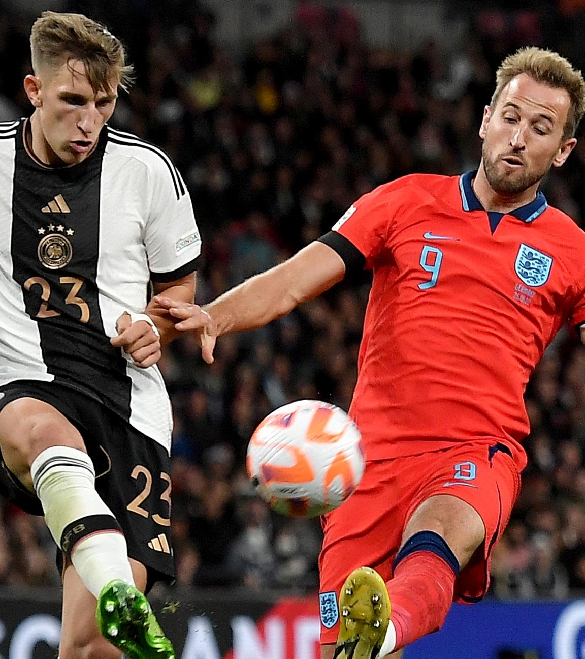 Nico Schlotterbeck und Harry Kane im Kampf um den Ball am 26.09.2022 in London.