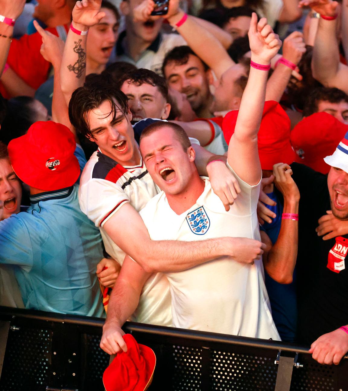 England-Fans feiern am Mittwoch, den 10. Juli 2022, im BOXPark Wembley in London nach einer Vorführung des Halbfinalspiels zwischen den Niederlanden und England bei der Fußball-Europameisterschaft 2024.