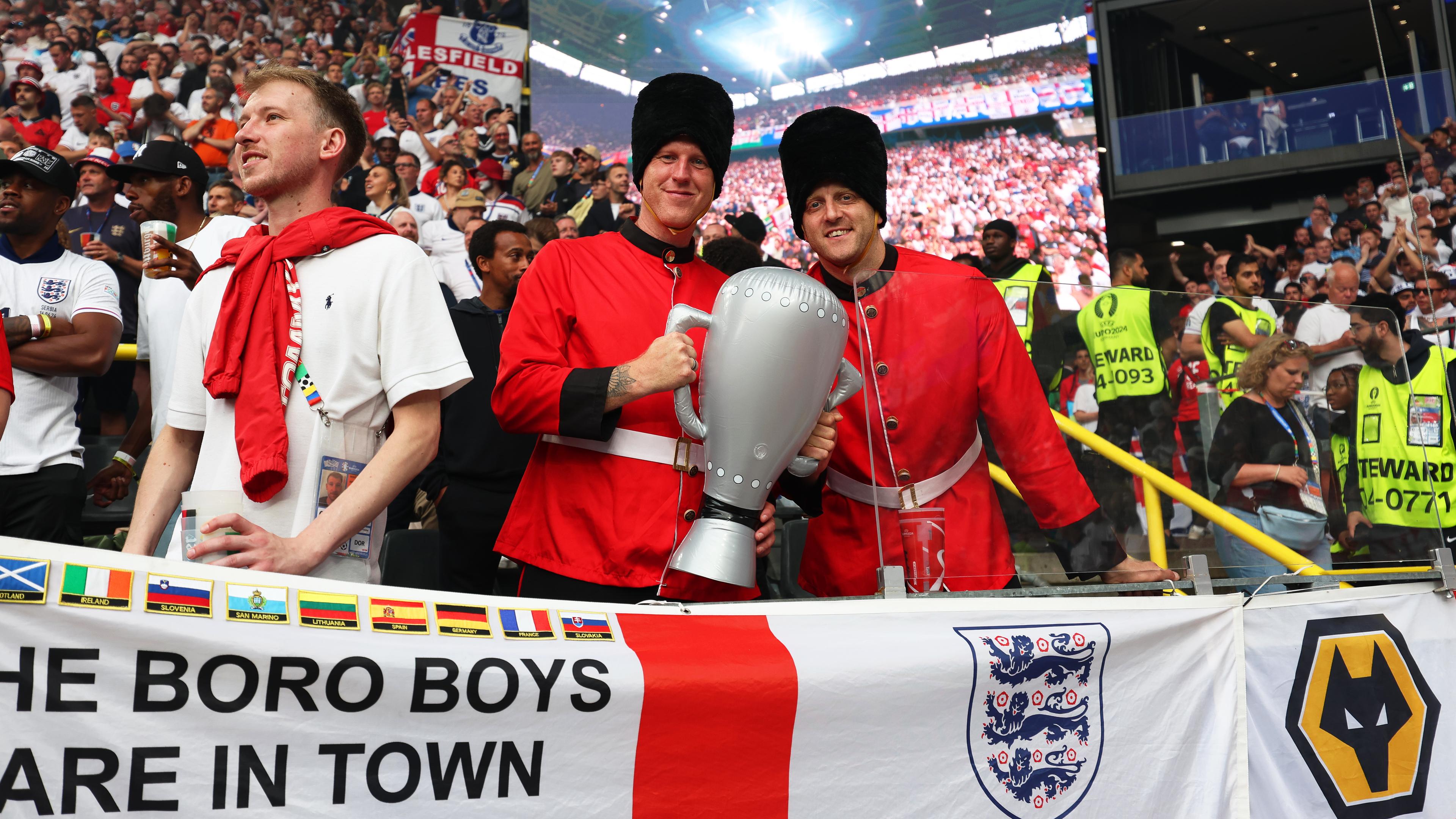 Fans von England freuen sich auf das Spiel.