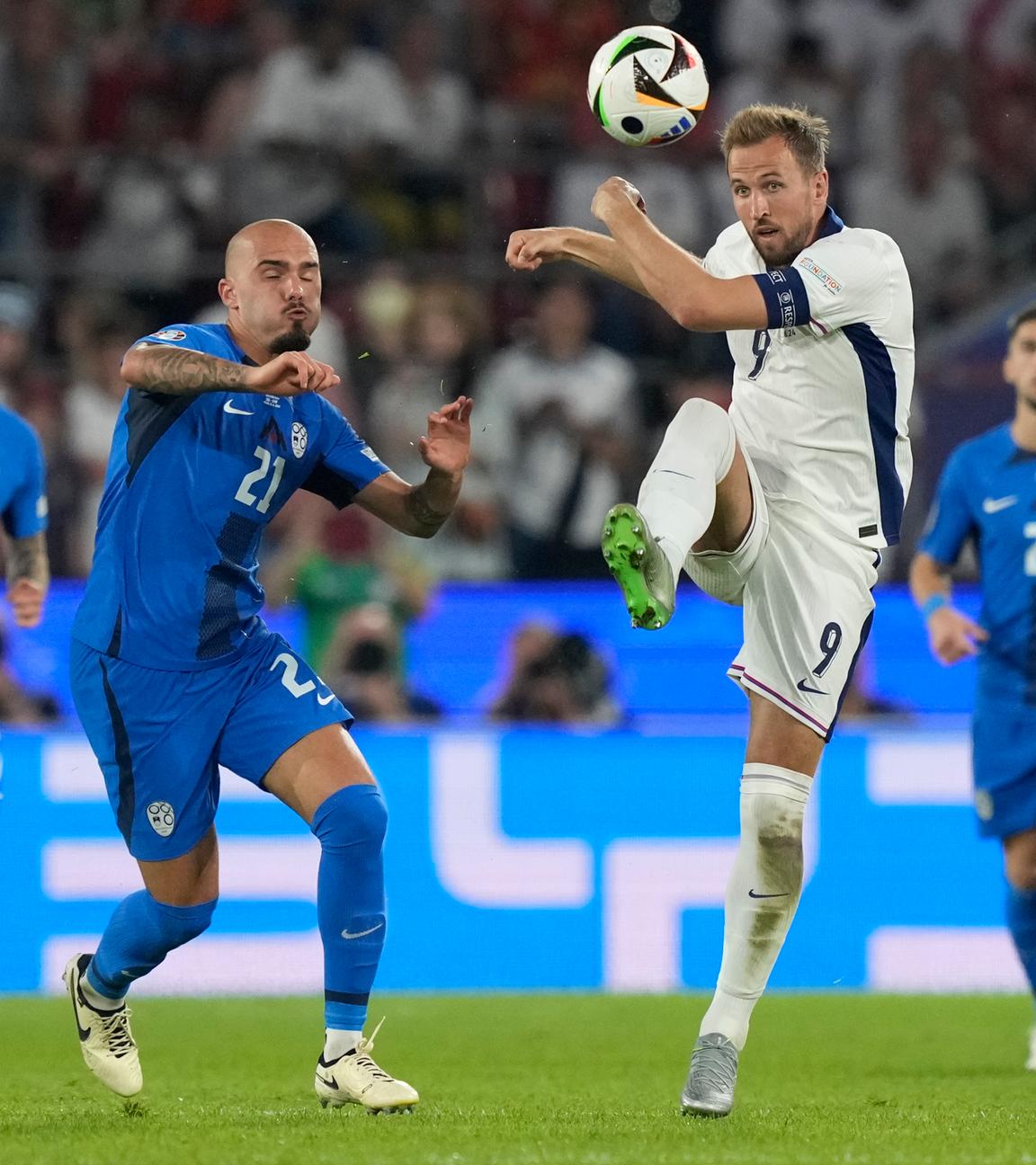 Englands Harry Kane im Kampf um den Ball mit Sloweniens Vanja Drkusic.