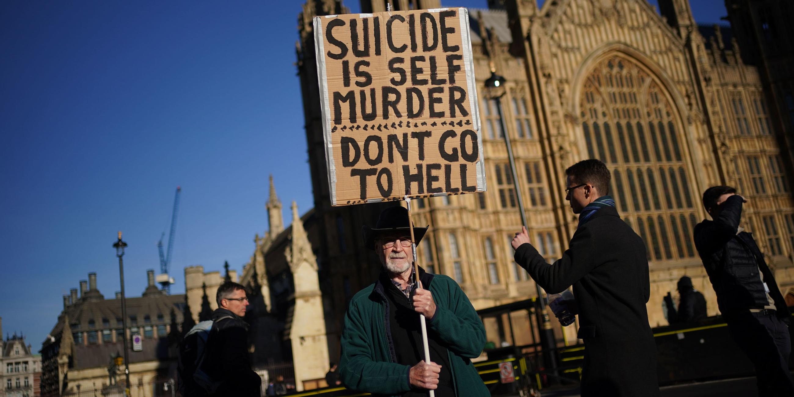 Ein großes Protestplakat mit der Aufschrift:"Suicide Is Self Murder, Dont Go To Hell"