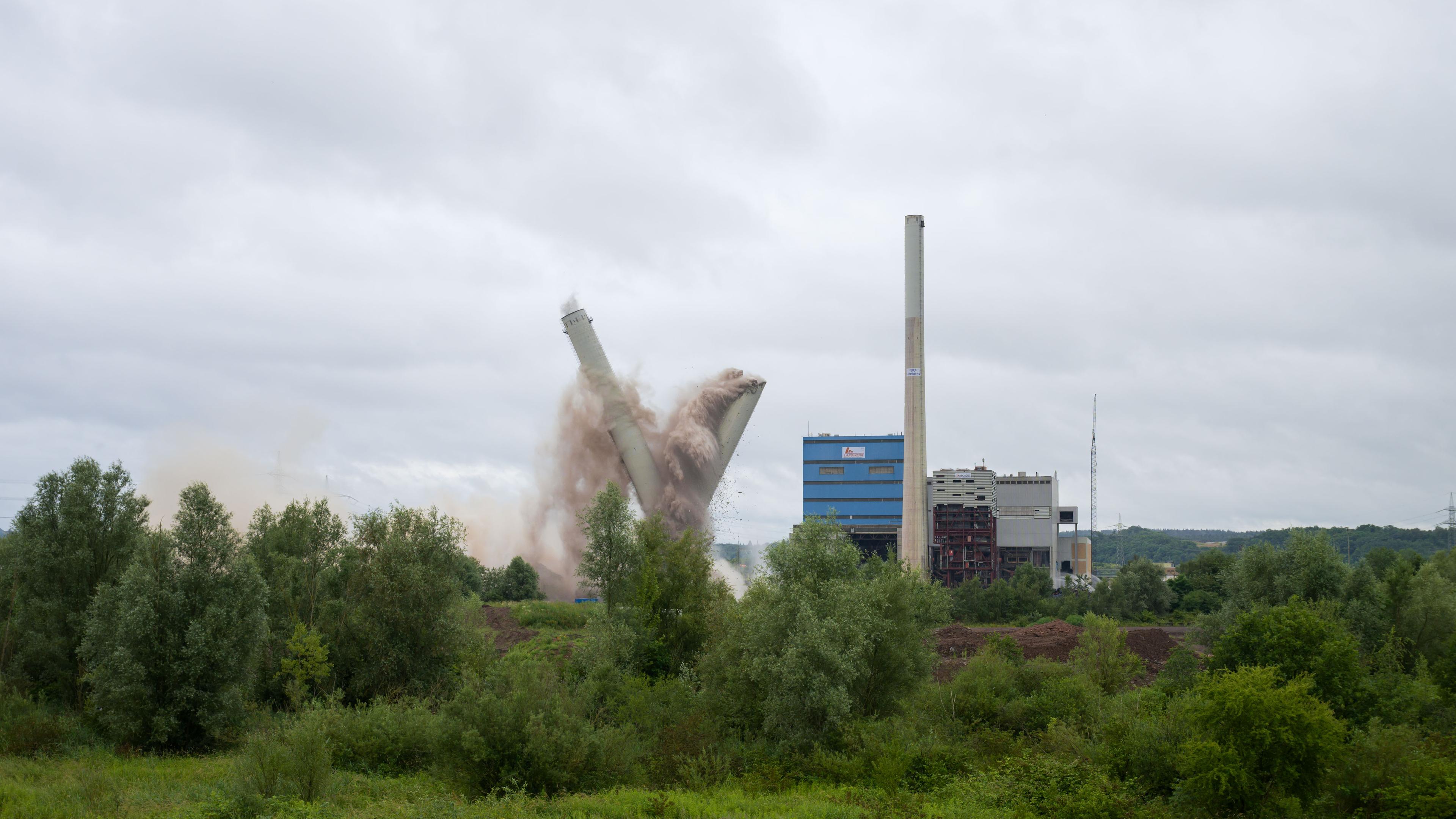  Der Kühlturm und zwei Kamine des Kraftwerks Endorf werden gesprengt. Das ehemalige Kraftwerk wird seit Anfang 2023 rückgebaut