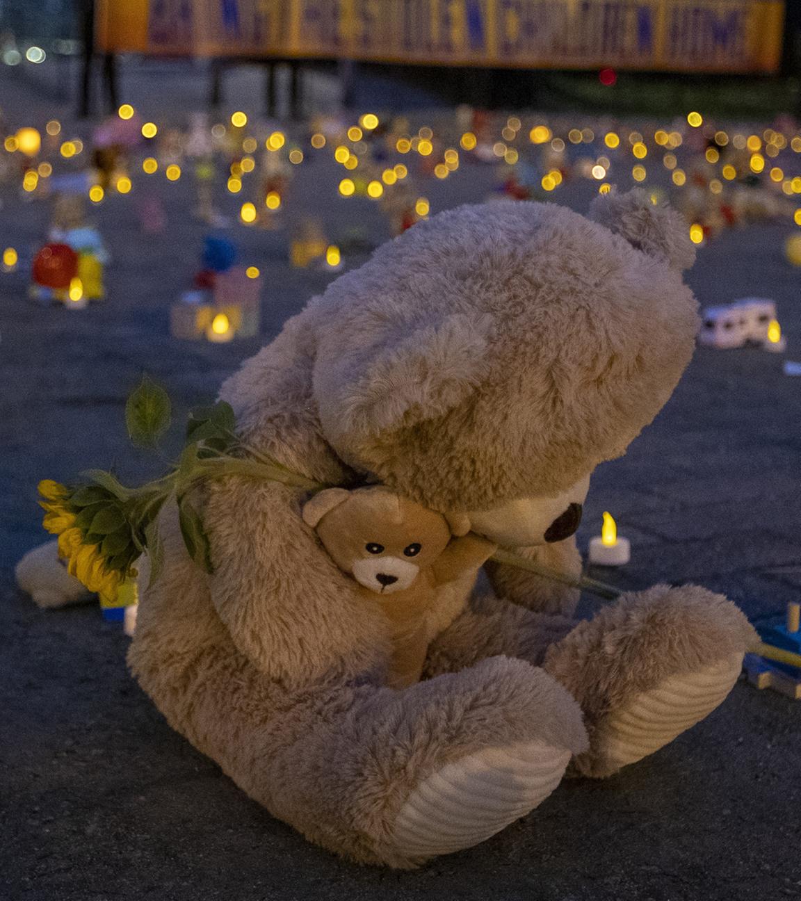 Tausende von Teddybären und Spielzeugen, die für die Tausenden von Kindern stehen, die nach dem Krieg in der Ukraine entführt wurden, am Rond-point Schuman in Brüssel am 23.02.2024.