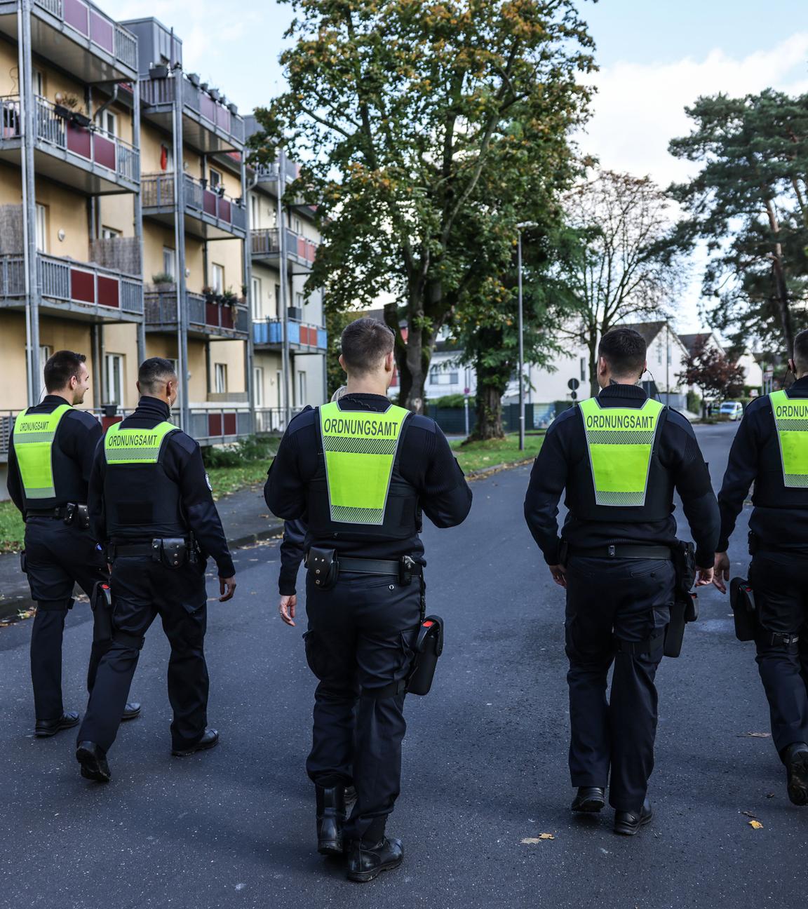 Nordrhein-Westfalen, Köln: Mitarbeiter des Ordnungsamtes gehen zur Kontrolle durch den Stadtteil Merheim.