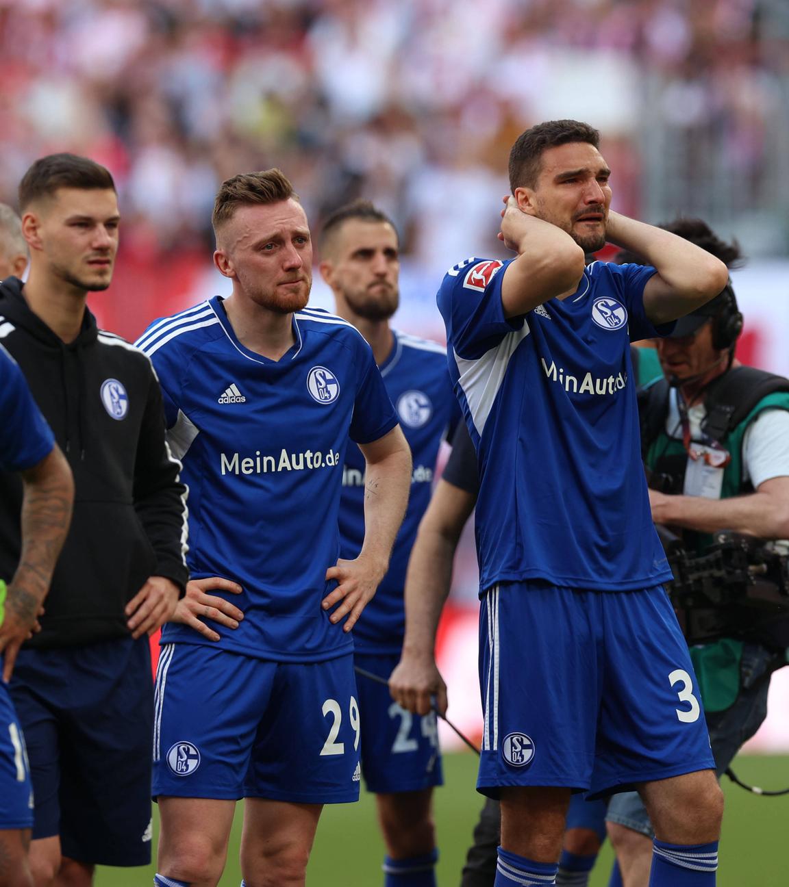 Fußball 1. Bundesliga 34. Spieltag RB Leipzig - FC Schalke 04 am 27.05.2023 in der Red Bull Arena in Leipzig Schalker Spieler enttäuscht nach dem Abstieg / Spielende.