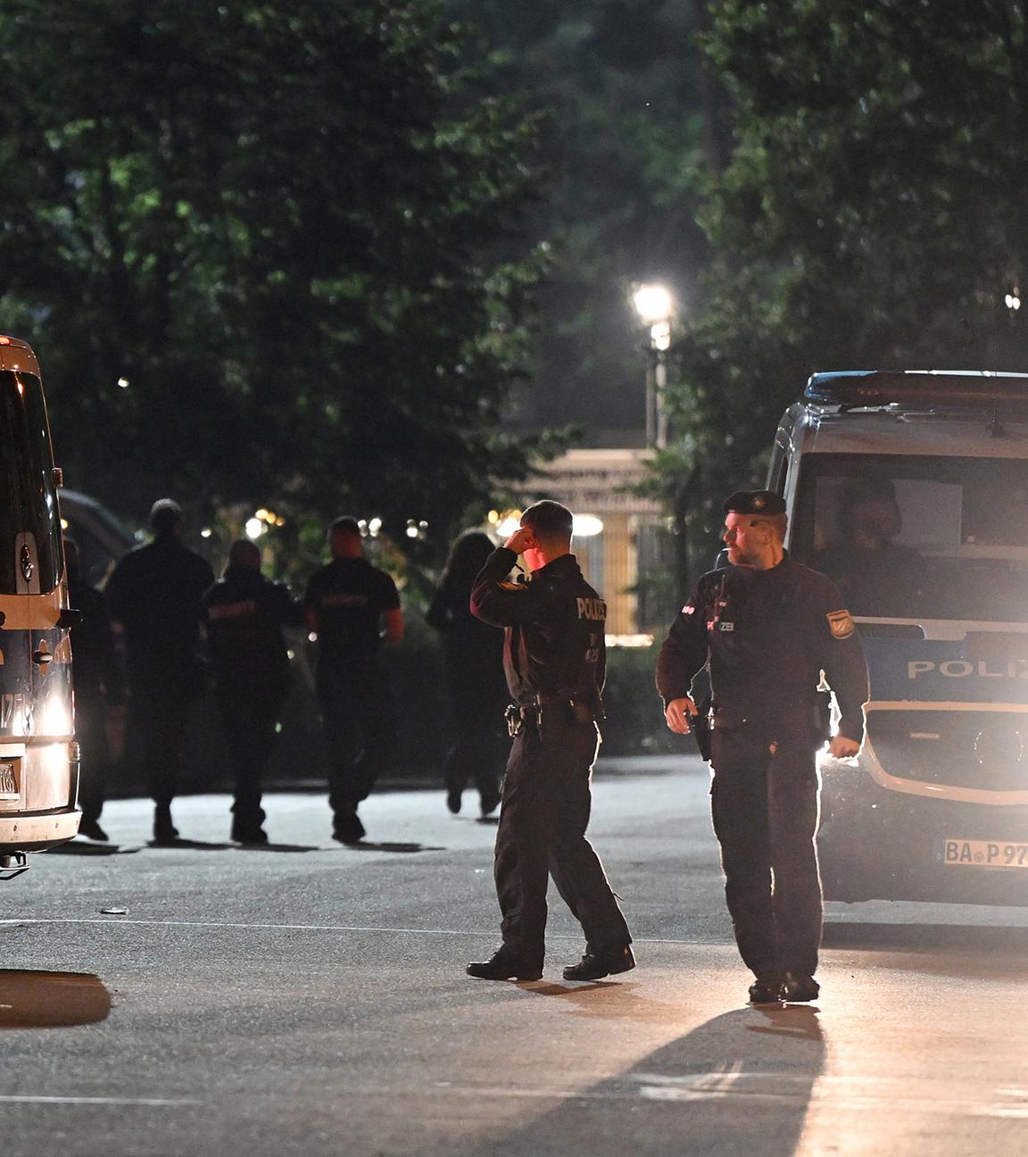 Einsatzkräfte der Polizei sichern eine Straße neben dem Stadion am 04.06.2024 in Nürnberg