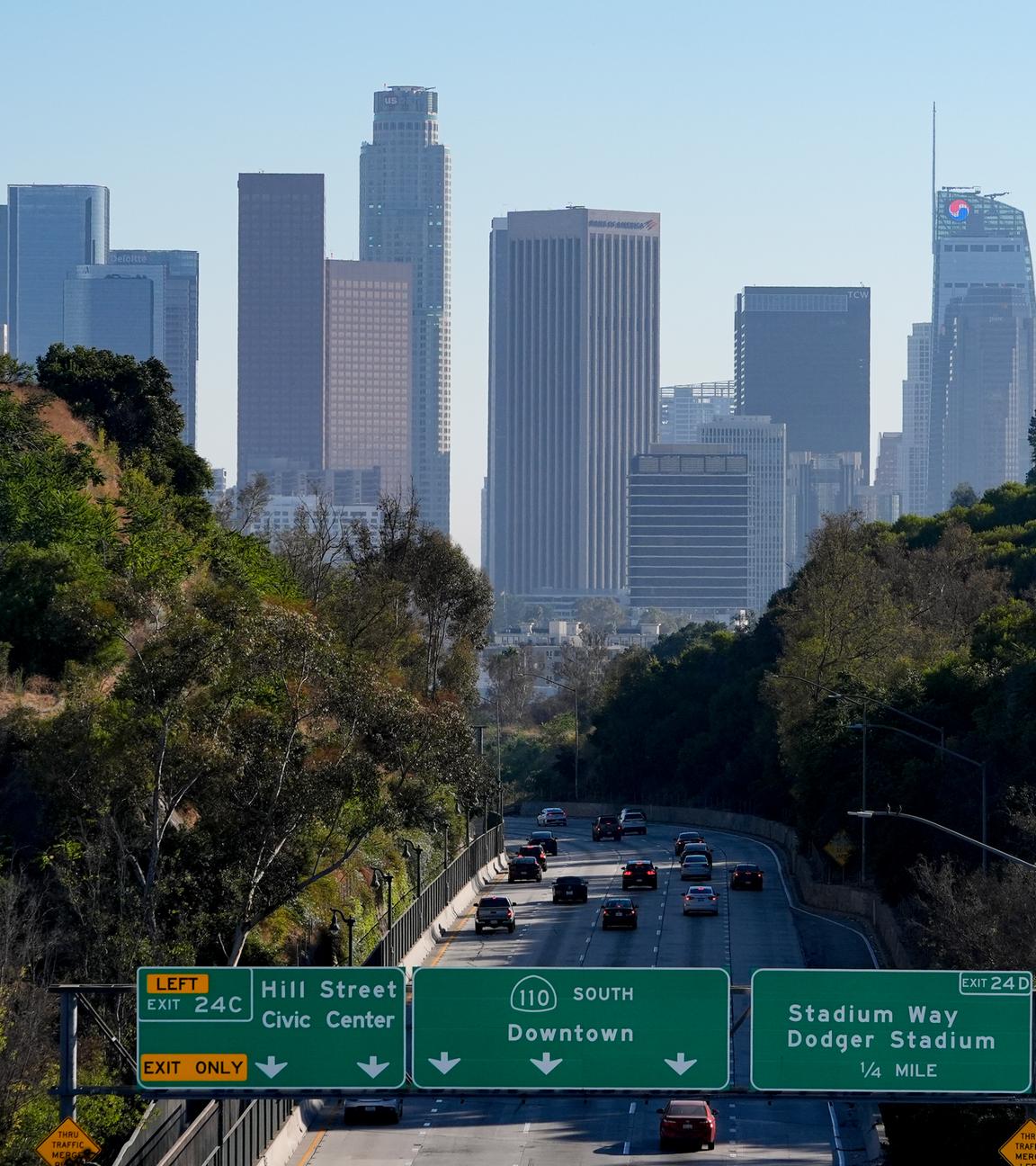 Die Innenstadt von Los Angeles ist am Montag, den 12. August 2024, von der Park Row Bridge im Stadtteil Elysian Park in Los Angeles aus zu sehen, nachdem ein Erdbeben von der Gegend um Los Angeles bis nach San Diego stark zu spüren war.