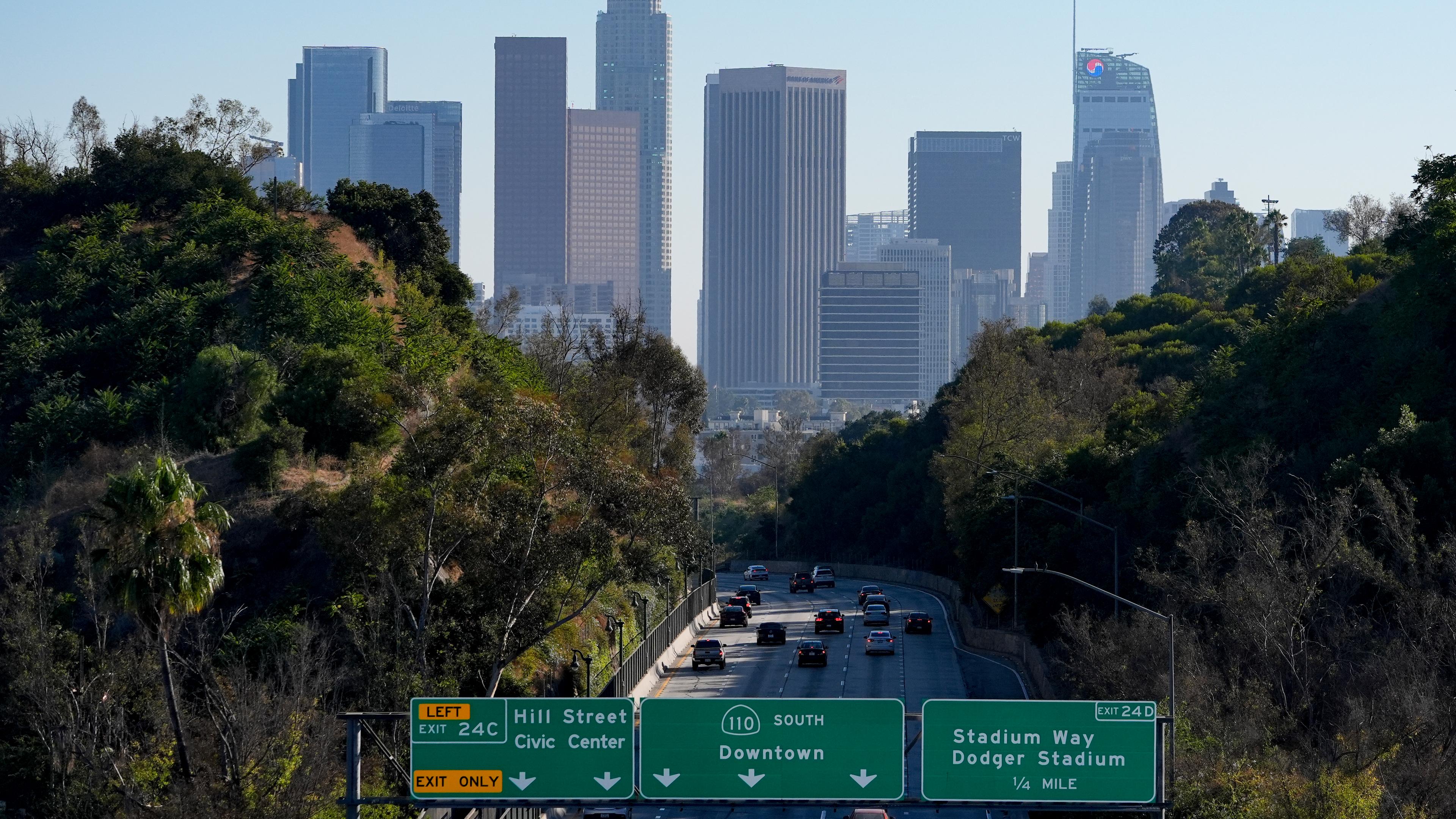 Die Innenstadt von Los Angeles ist am Montag, den 12. August 2024, von der Park Row Bridge im Stadtteil Elysian Park in Los Angeles aus zu sehen, nachdem ein Erdbeben von der Gegend um Los Angeles bis nach San Diego stark zu spüren war.