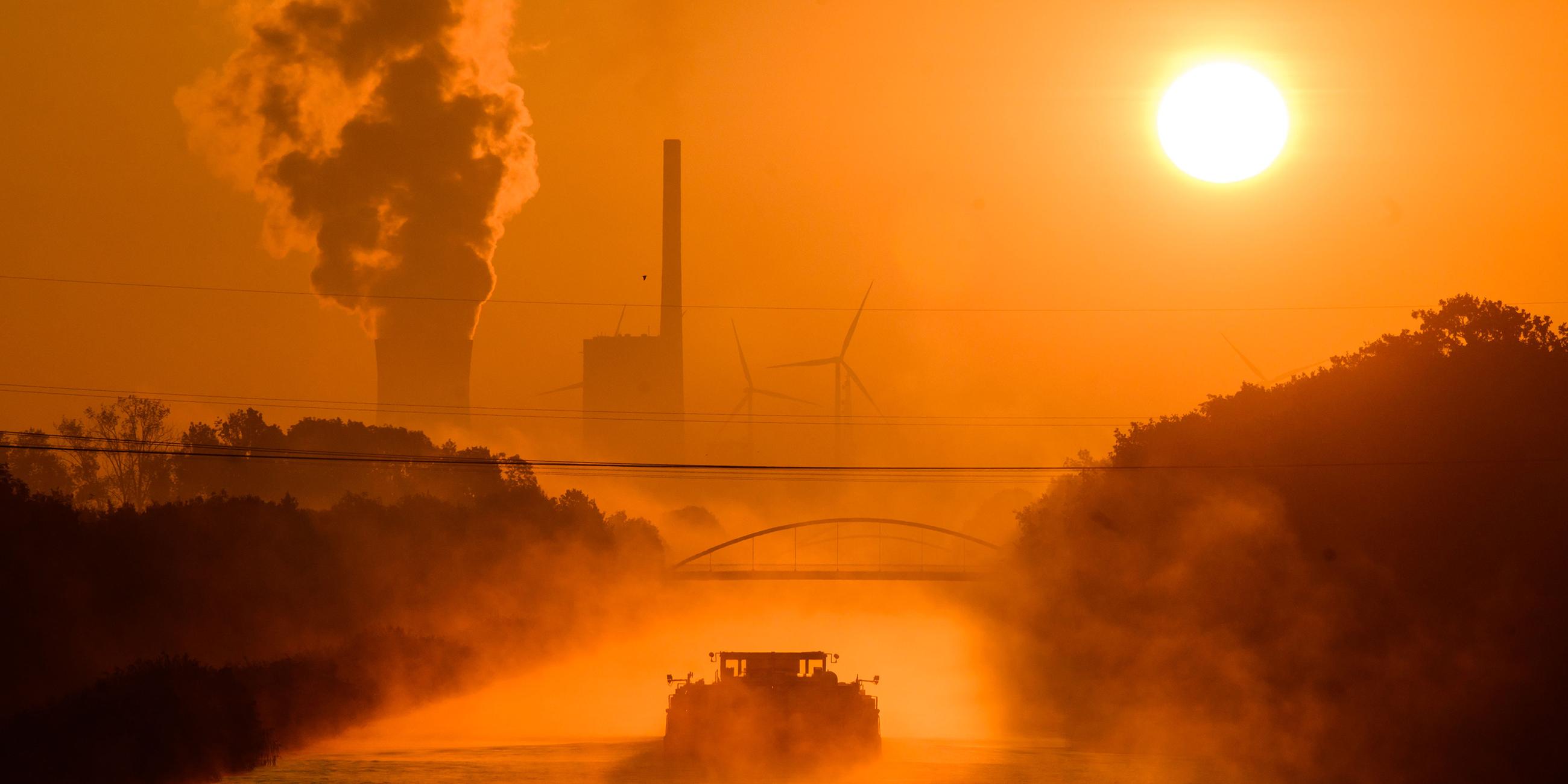 Kraftwerk Mehrum und der MIttellandkanal bei Sehnde bei Sonnenaufgang