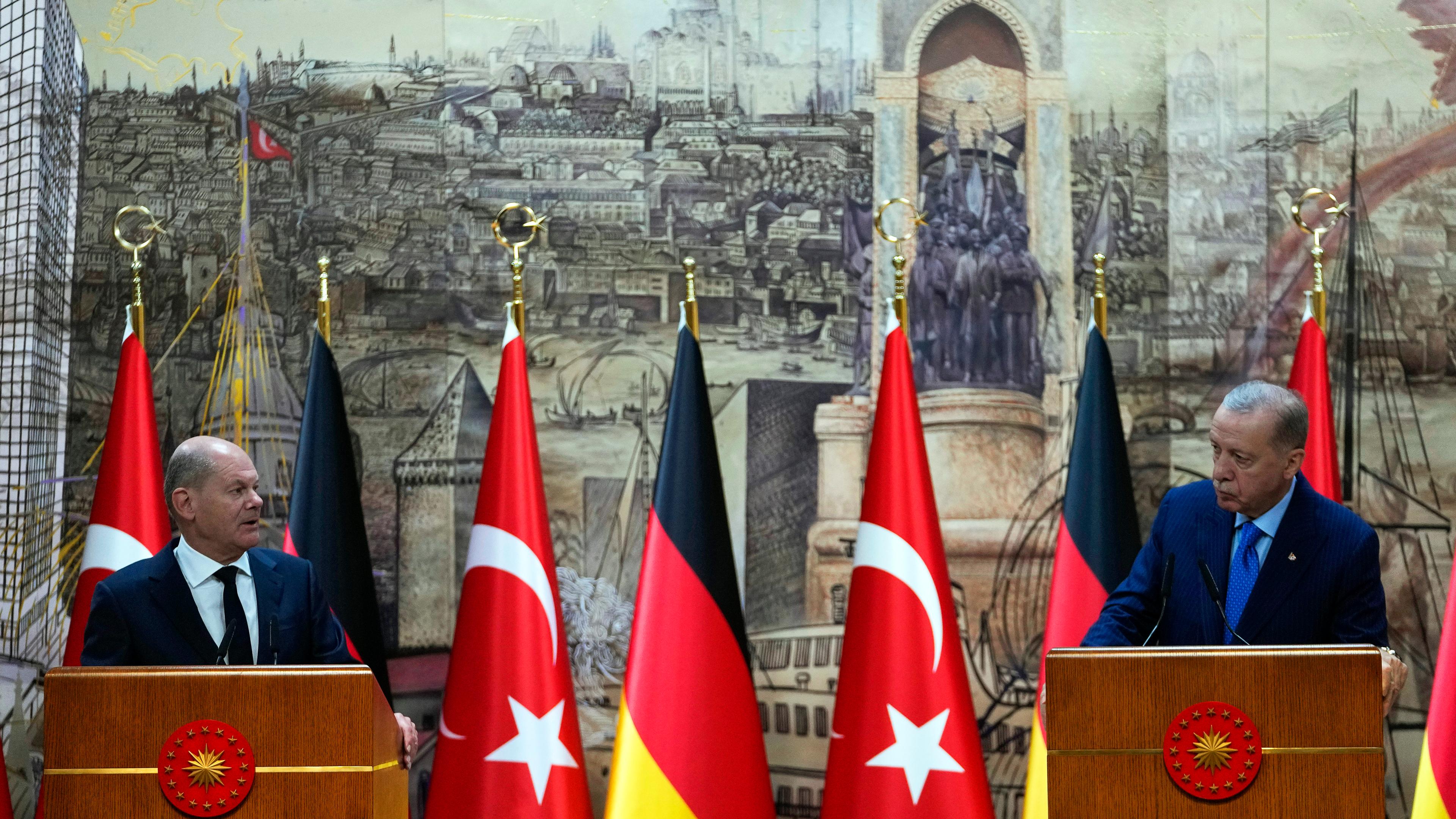 Türkei, Istanbul: Bundeskanzler Olaf Scholz (l) und Recep Tayyip Erdogan, Präsident der Türkei, geben nach ihrem Treffen eine Pressekonferenz