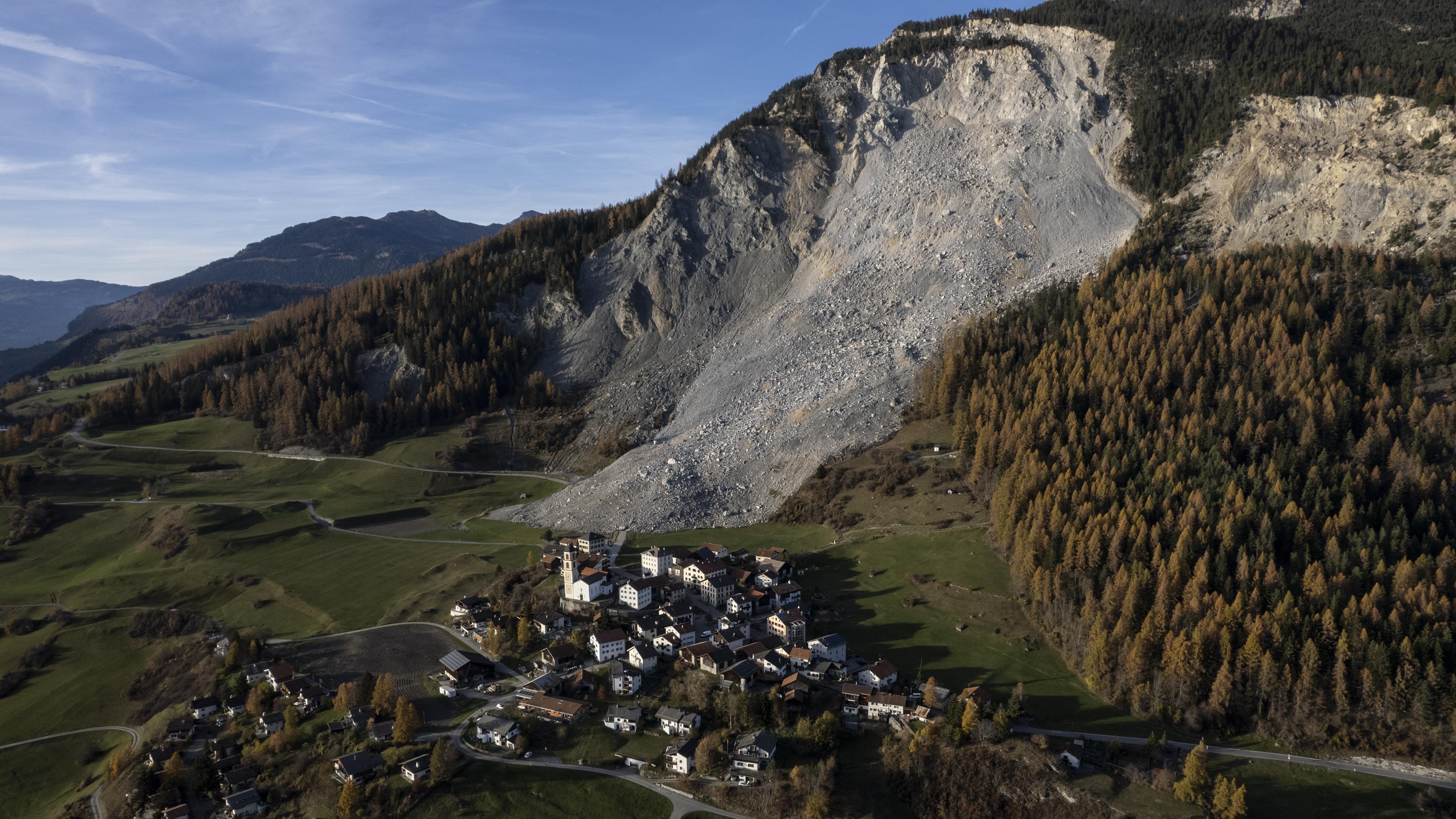 Ei n Schuttstrom nähert sich dem Bergdorf Brienz.