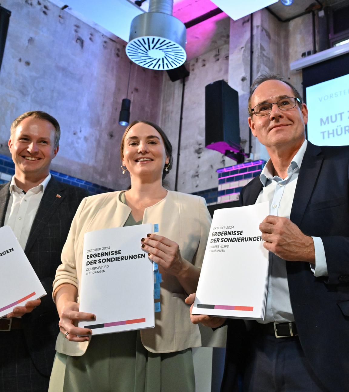 Thüringen, Erfurt: Andreas Bühl (l-r, CDU), Katharina Schenk (SPD) und Tilo Kummer (BSW) präsentieren eine Druckschrift mit den Ergebnissen der Sondierungsgespräche zwischen CDU, BSW und SPD in der Erfurter Zentralheize.