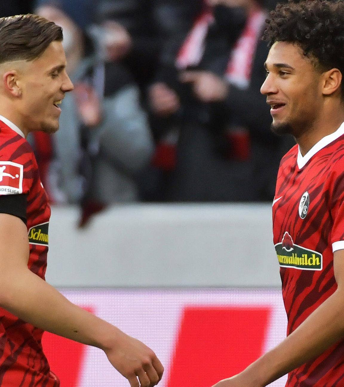 26.02.2022, Fussball, Saison 2021/2022, 1. Bundesliga, Ermedin Demirovic (SC Freiburg), Kevin Schade (SC Freiburg), Torjubel zum 2:0