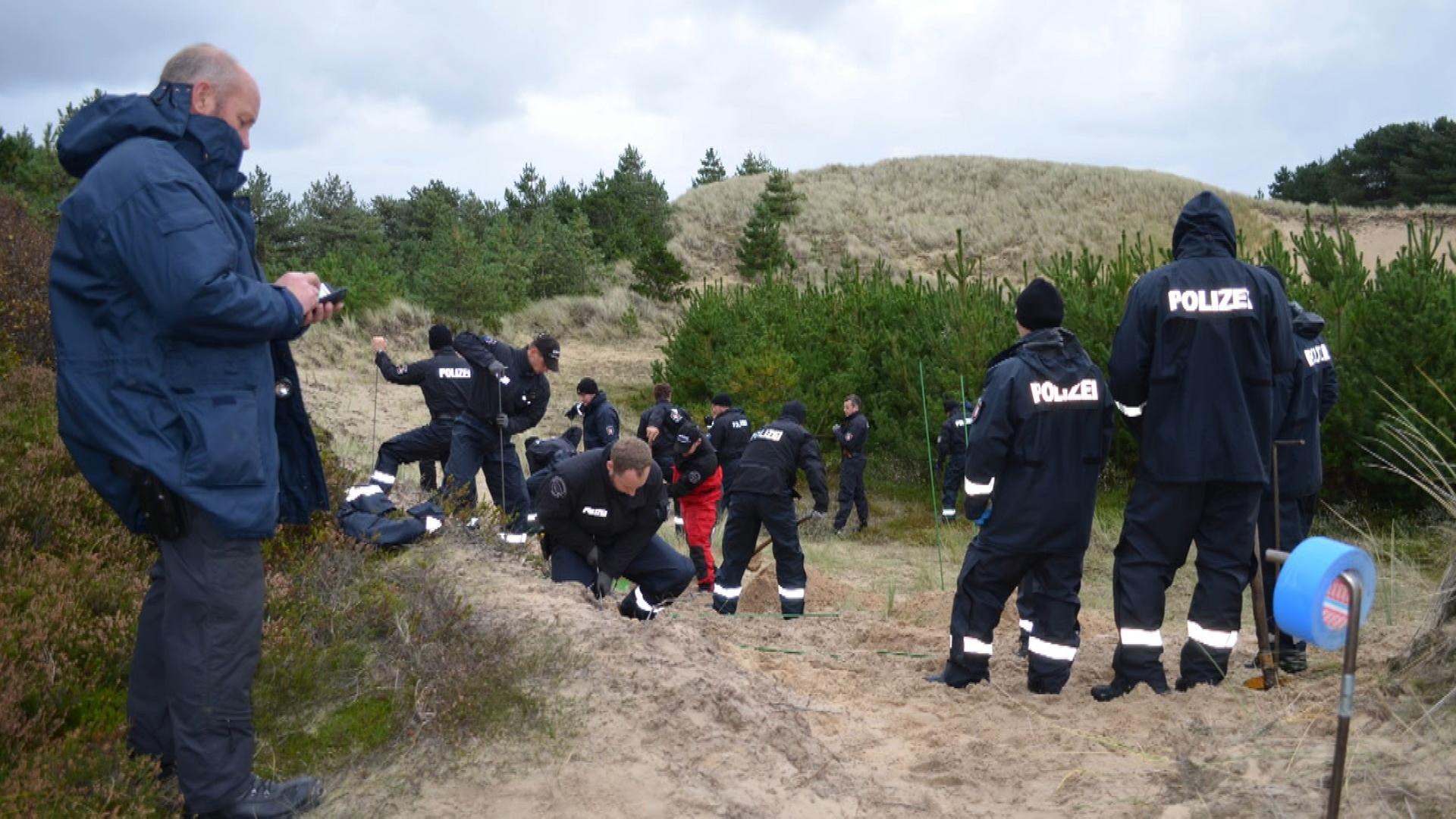 Die Polizei gräbt in Dünenlandschaft nach einer Leiche.